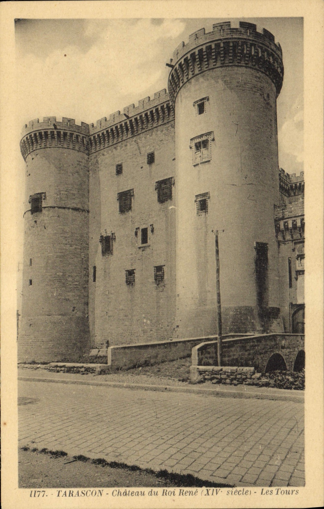 CPA Tarascon Chateau du Roi Rene XIV siecle les Tours