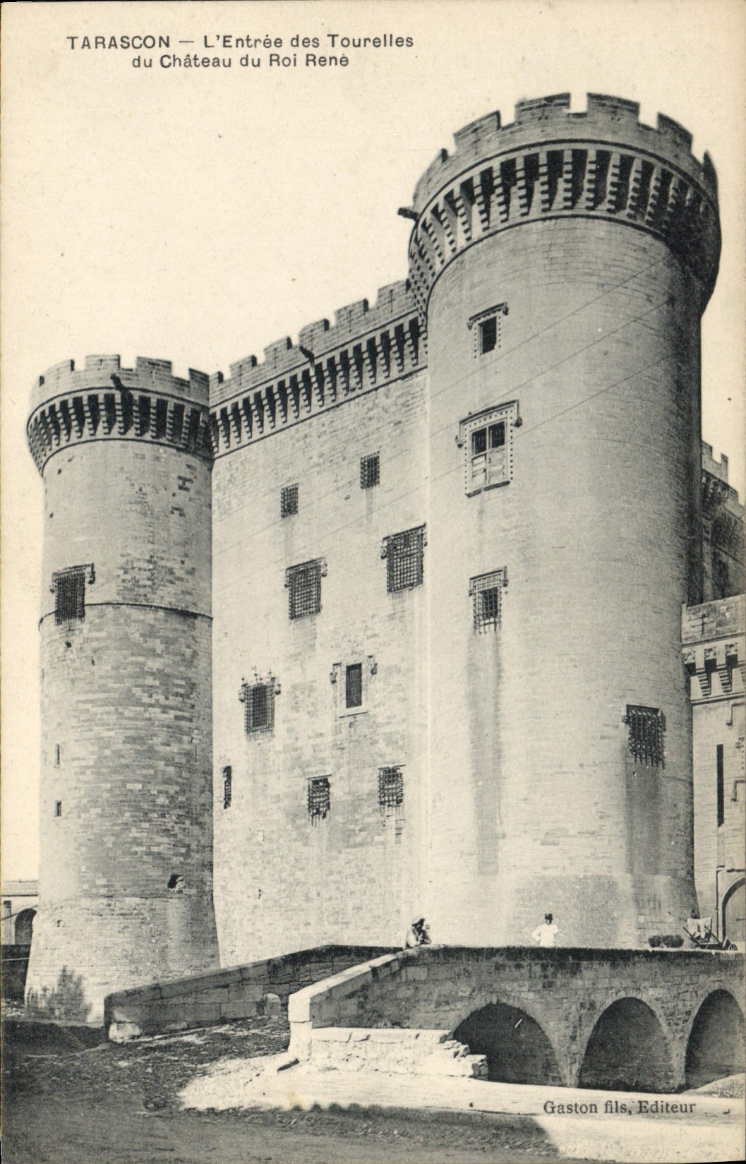 CPA Tarascon l'entree des Tourelles du chateau du Roi Rene