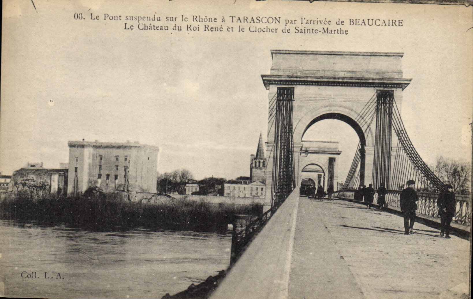 CPA Le Pont suspendu sur le Rhone sur le Rhone a Tarascon par l'arrivee de Beaucaire le Chateau du R