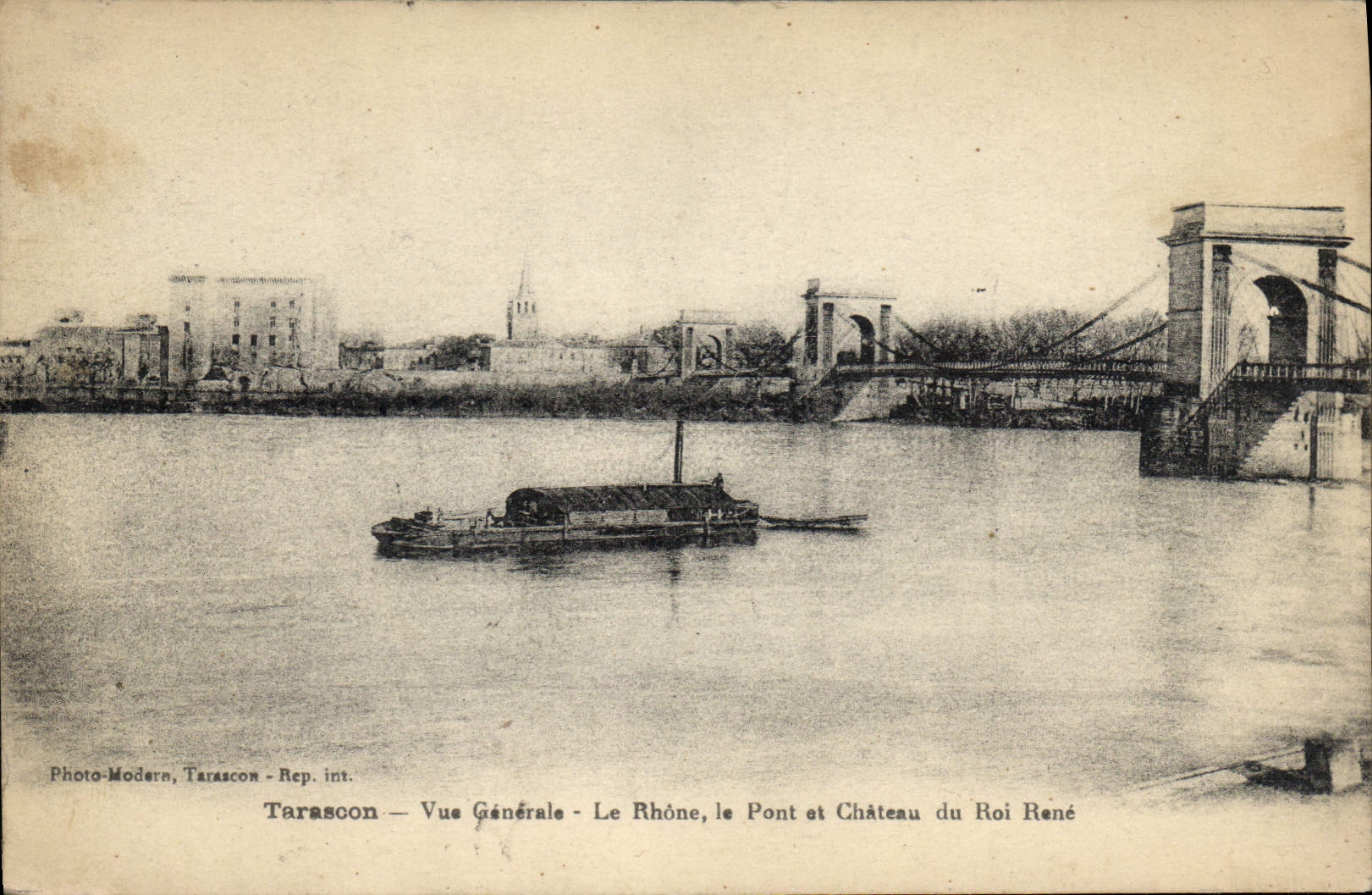 CPA Tarascon vue generale le Rhone le Pont et Chateau du Roi Rene Bateau