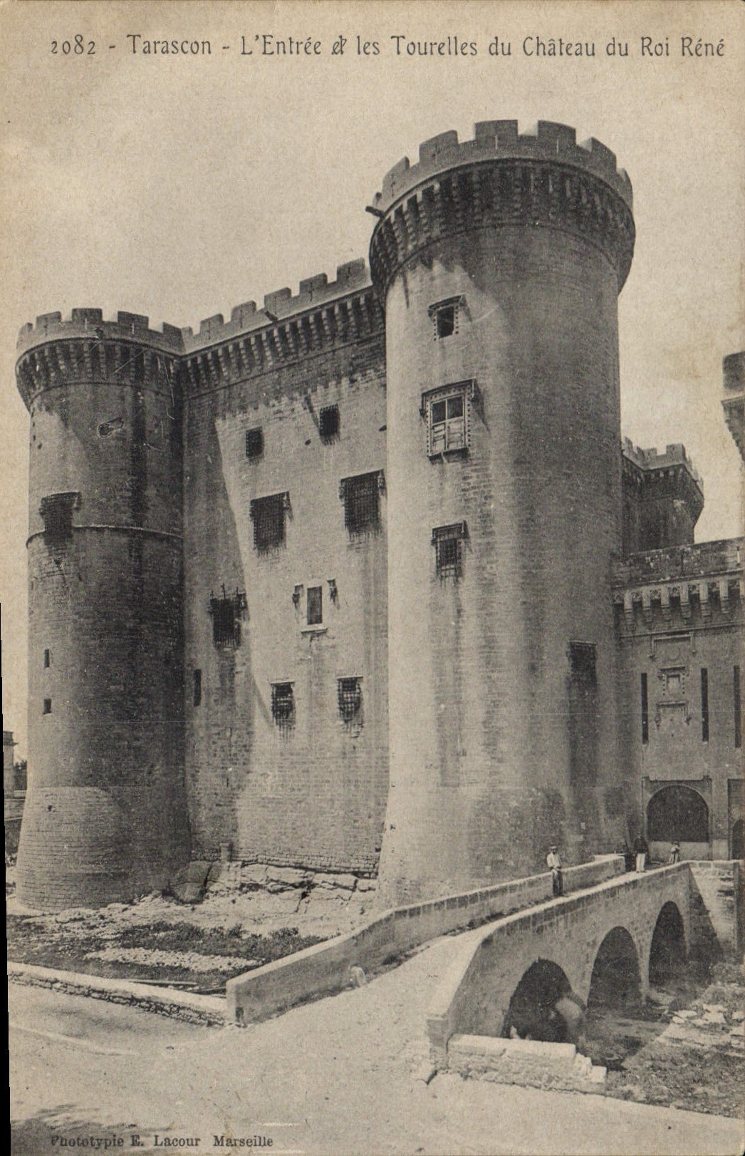CPA Tarascon l'entree et les Tourelles du Chateau du Roi Rene