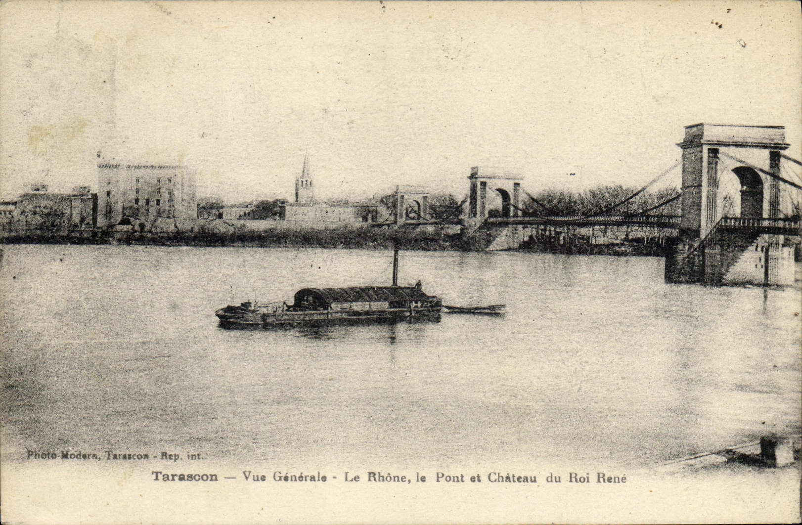 CPA Tarascon vue generale le Rhone le Pont et Chateau du Roi Rene Bateau