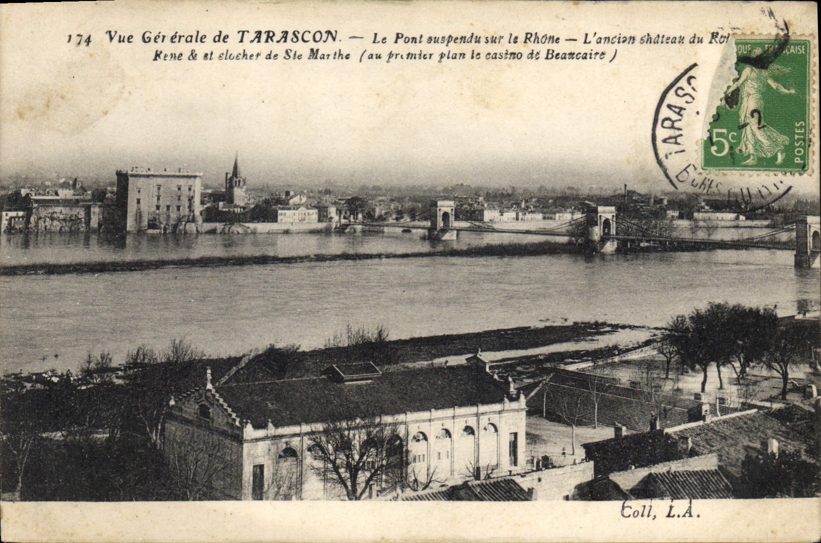 CPA Vue generale de Tarascon le Pont suspendu sur le Rhone l'ancien Chateau du Roi Rene et Clocher d