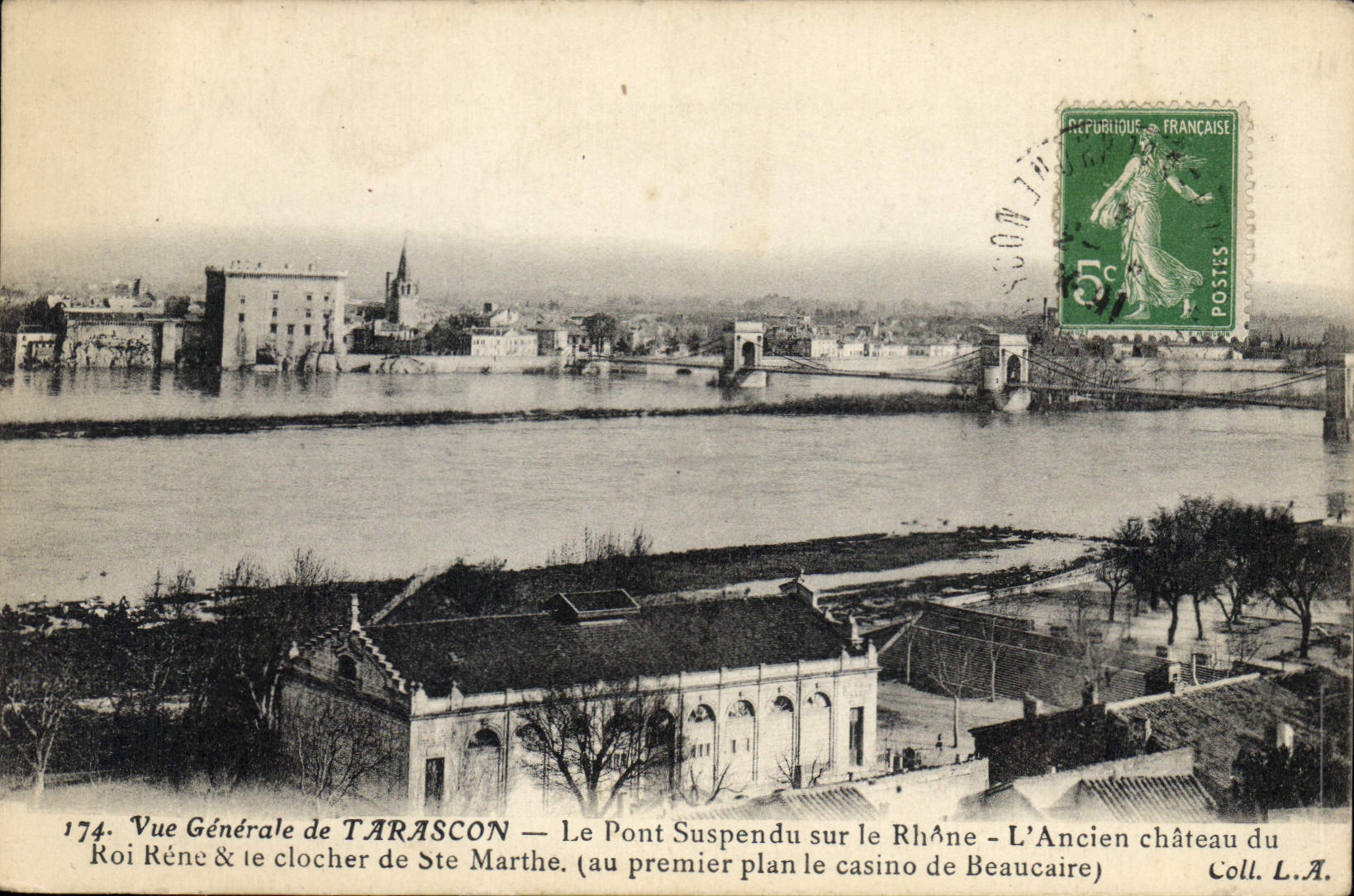 CPA Vue generale de Tarascon le Pont suspendu sur le Rhone l'ancien Chateau du Roi Rene et Clocher d