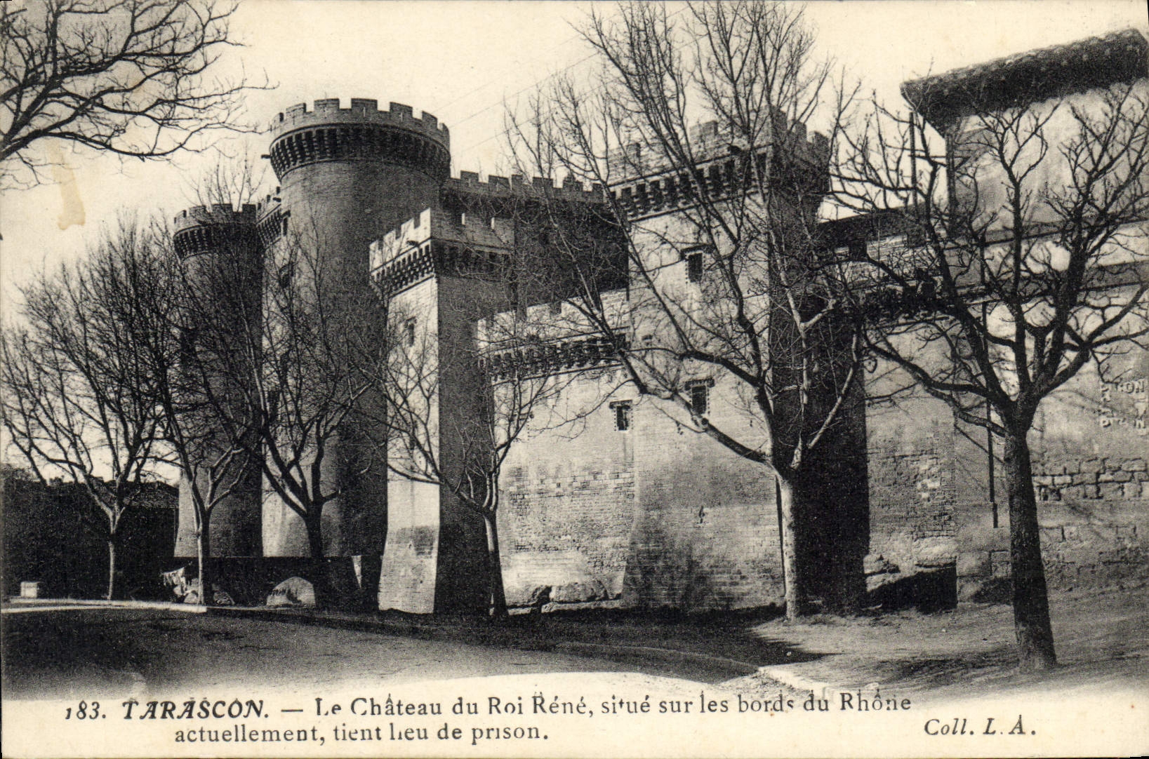 CPA Tarascon le Chateau du Roi Rene situe sur les Bords du Rhone actuellement tient lieu de prison