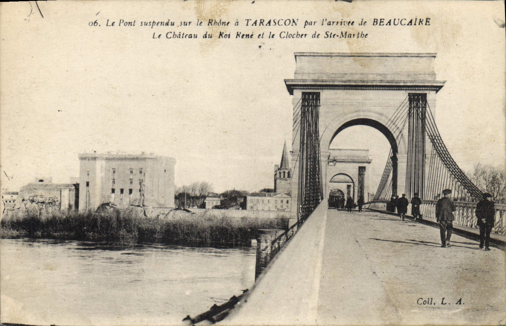 CPA Le Pont suspendu sur le Rhone a Tarascon par l'arrivee de Beaucaire le Chateau du Roi Rene et le