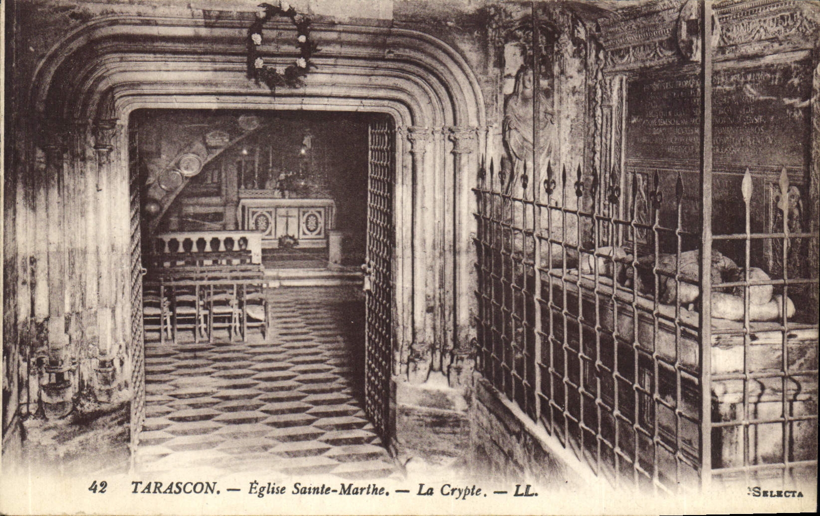 CPA Tarascon Eglise Sainte Marthe la Crypte