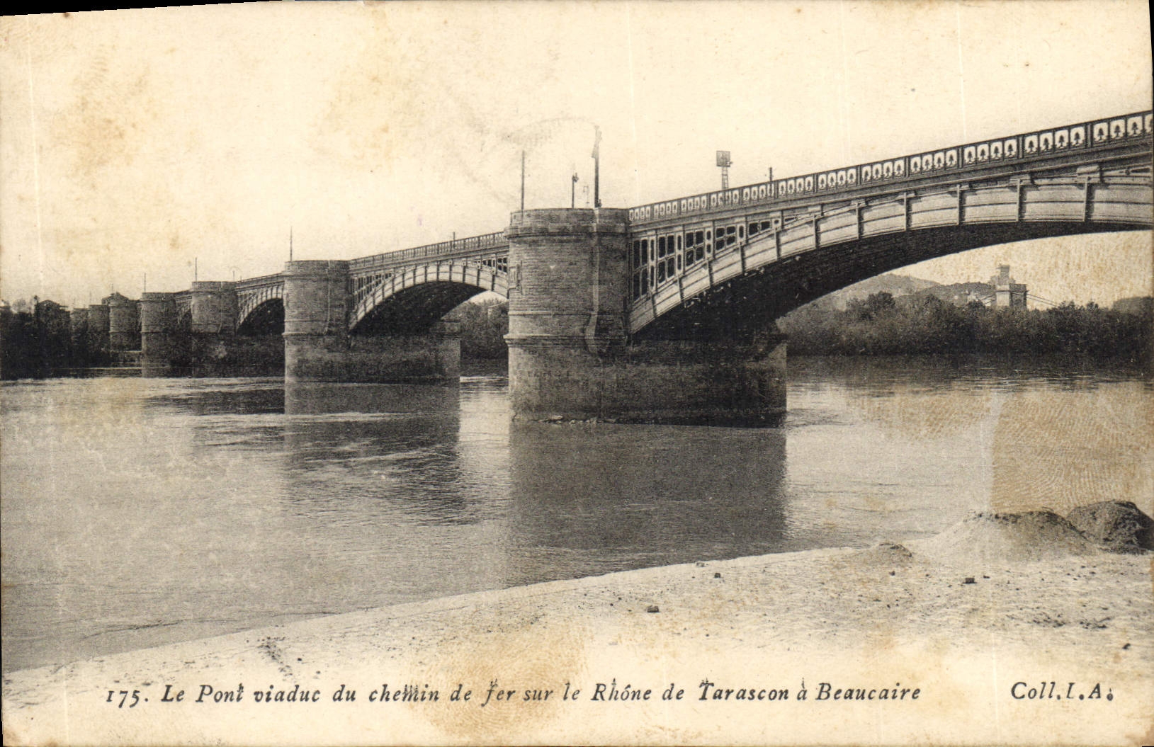 CPA Le Pont Viaduc du chemin de Fer sur le Rhone de Tarascon a Beaucaire