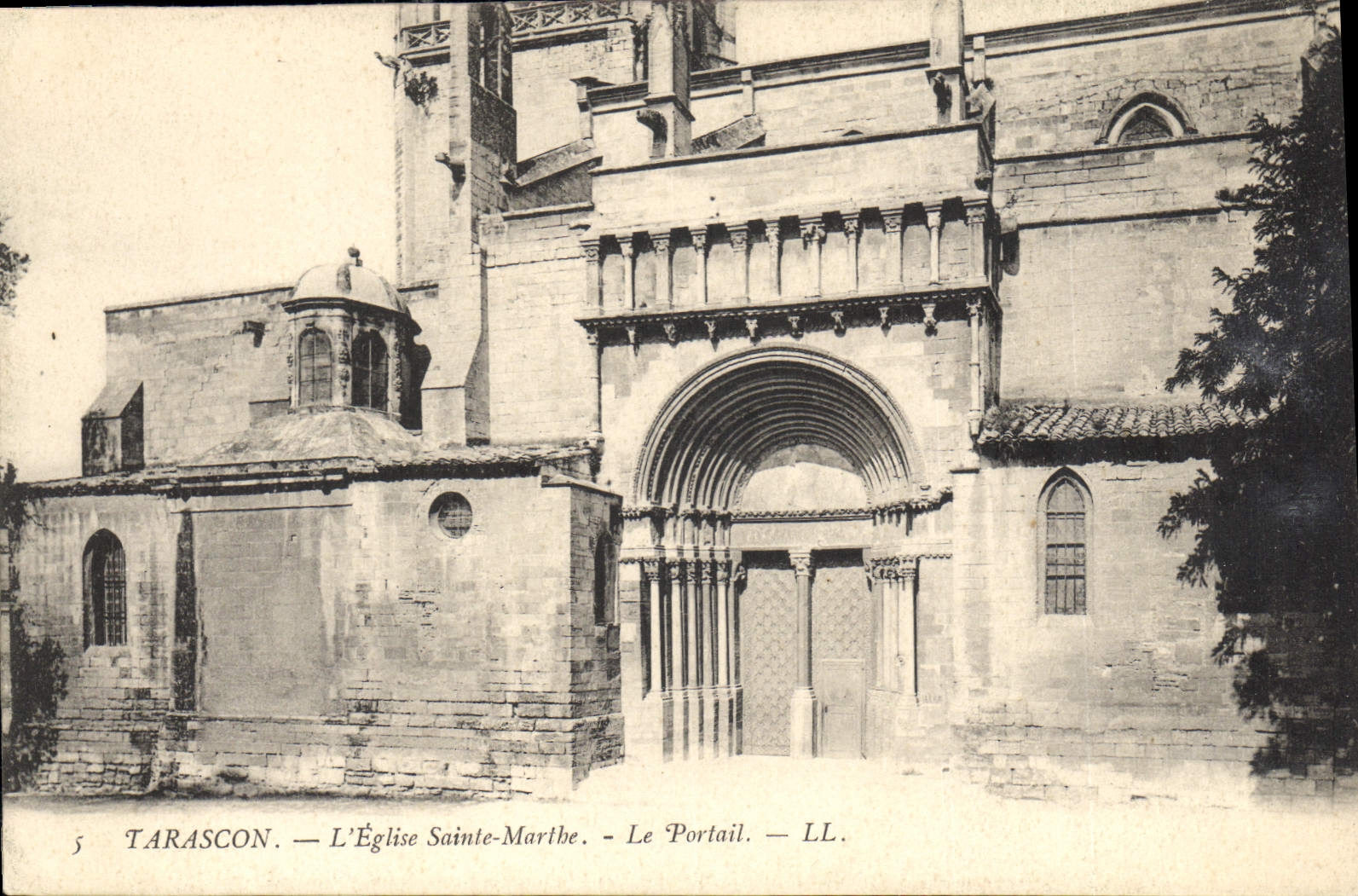 CPA Tarascon l'eglise Sainte Marthe le Portail