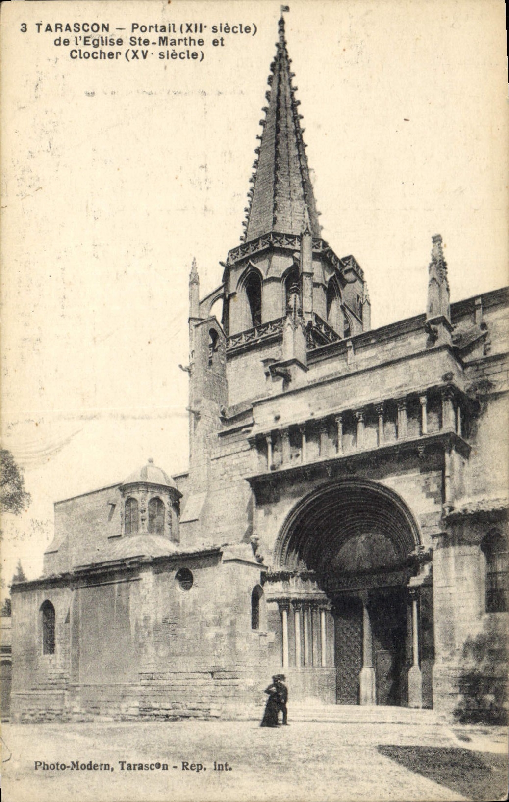CPA Tarascon Portail XII siecle de l'eglise Ste Marthe et Clocher XV siecle
