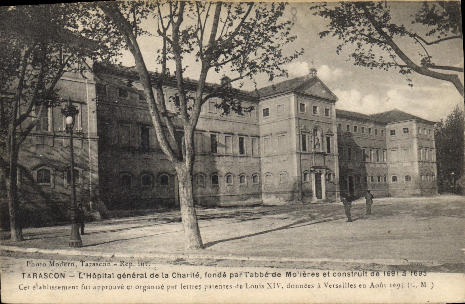 CPA Tarascon l'hopital generale de la Charite fonde par l'abbe de Motieres et construit de 1691 a 16