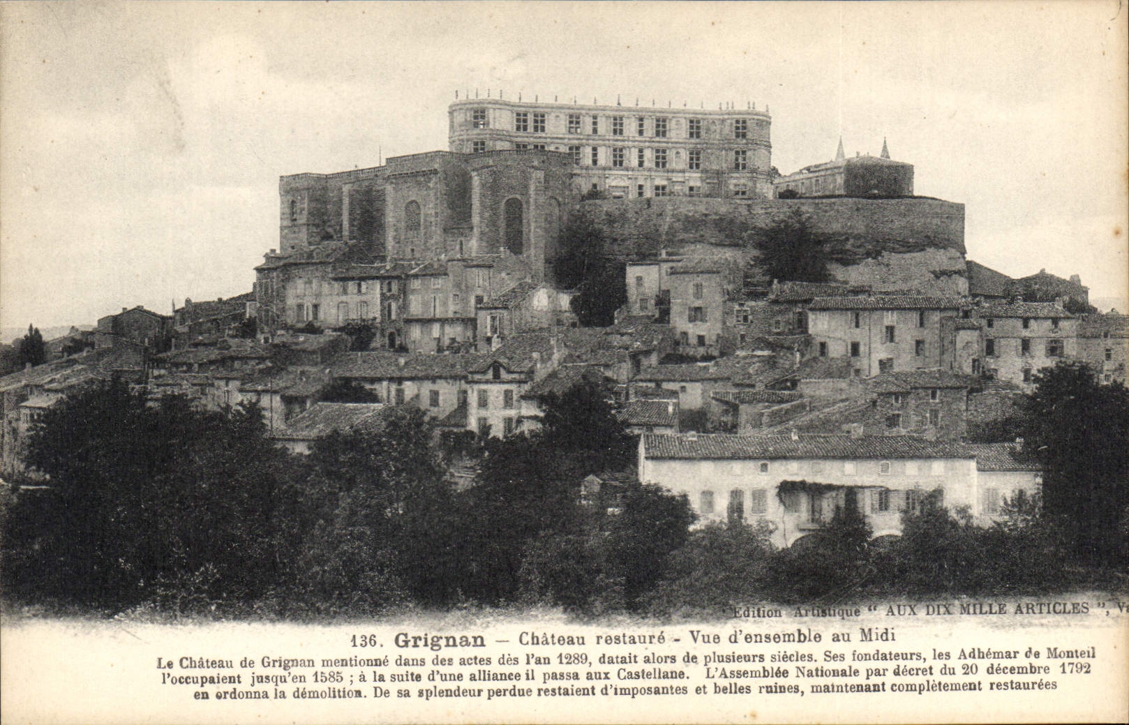 CPA Grignan Chateau restaure vue d'ensemble au Midi