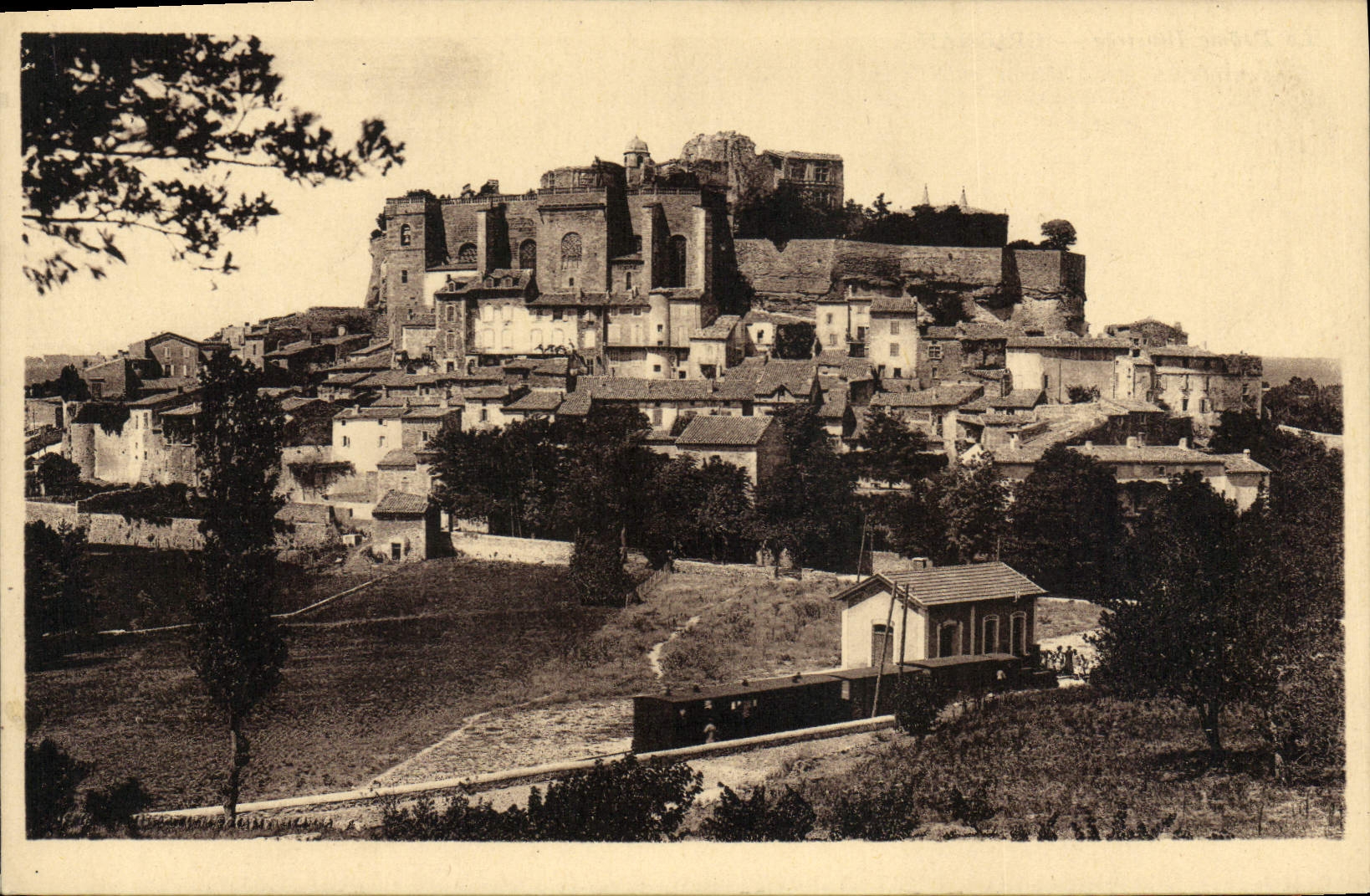 CPA La Drome Illustree Grignan Vue generale le Chateau et l'eglise eleve par louis Adhemar ay XVI si