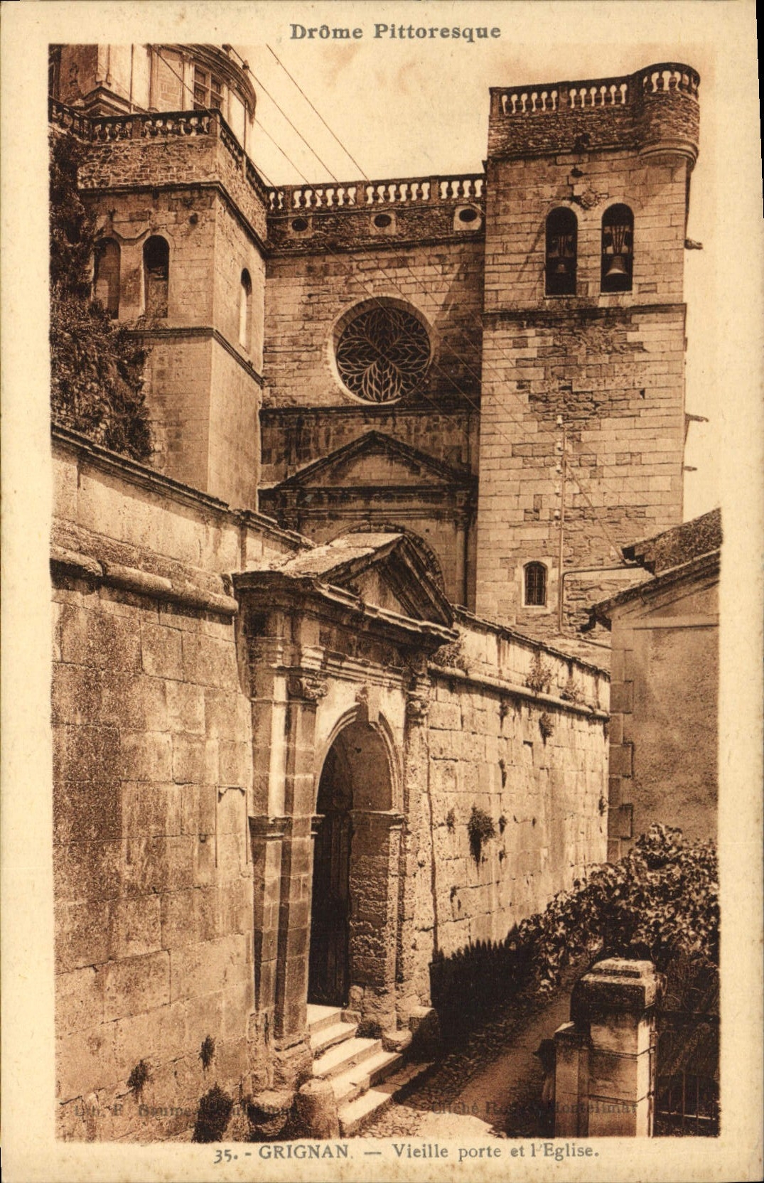 CPA Drome Pittoresque Grignan Vieille Porte et l'eglise