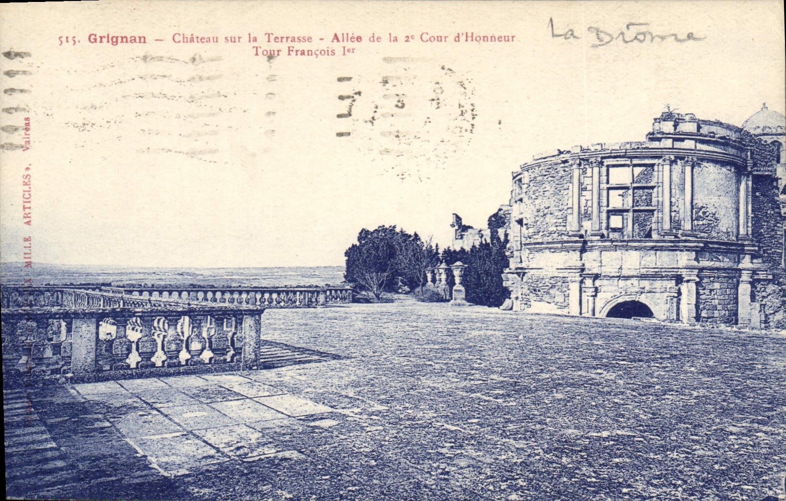 CPA Grignan Chateau sur la Terrasse Allee de la 2e Cour d'honneur Tour Francois Ier