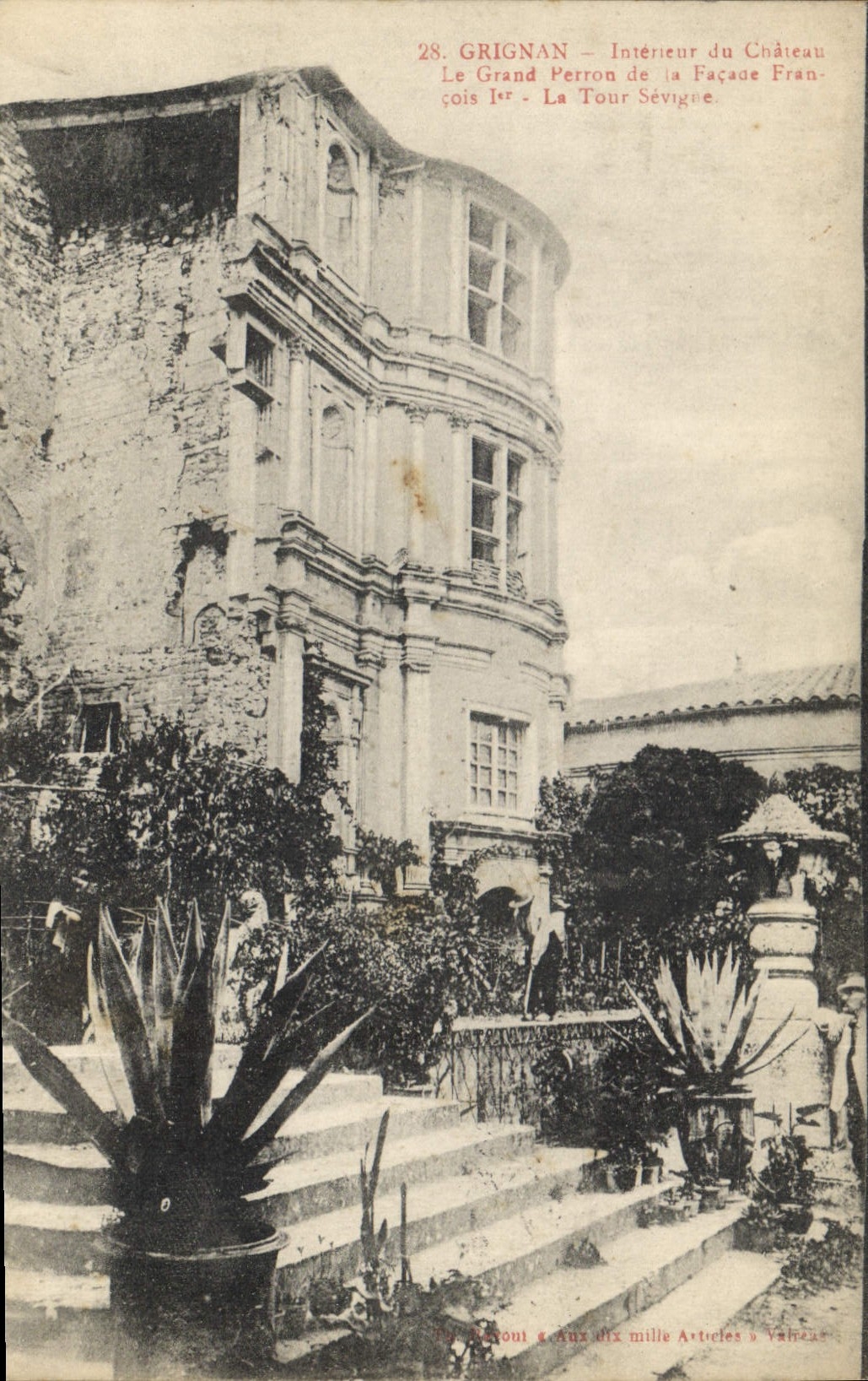 CPA Grignan interieur de chateau le grand petron de la facade Francois Ier la Tour Sevigne 