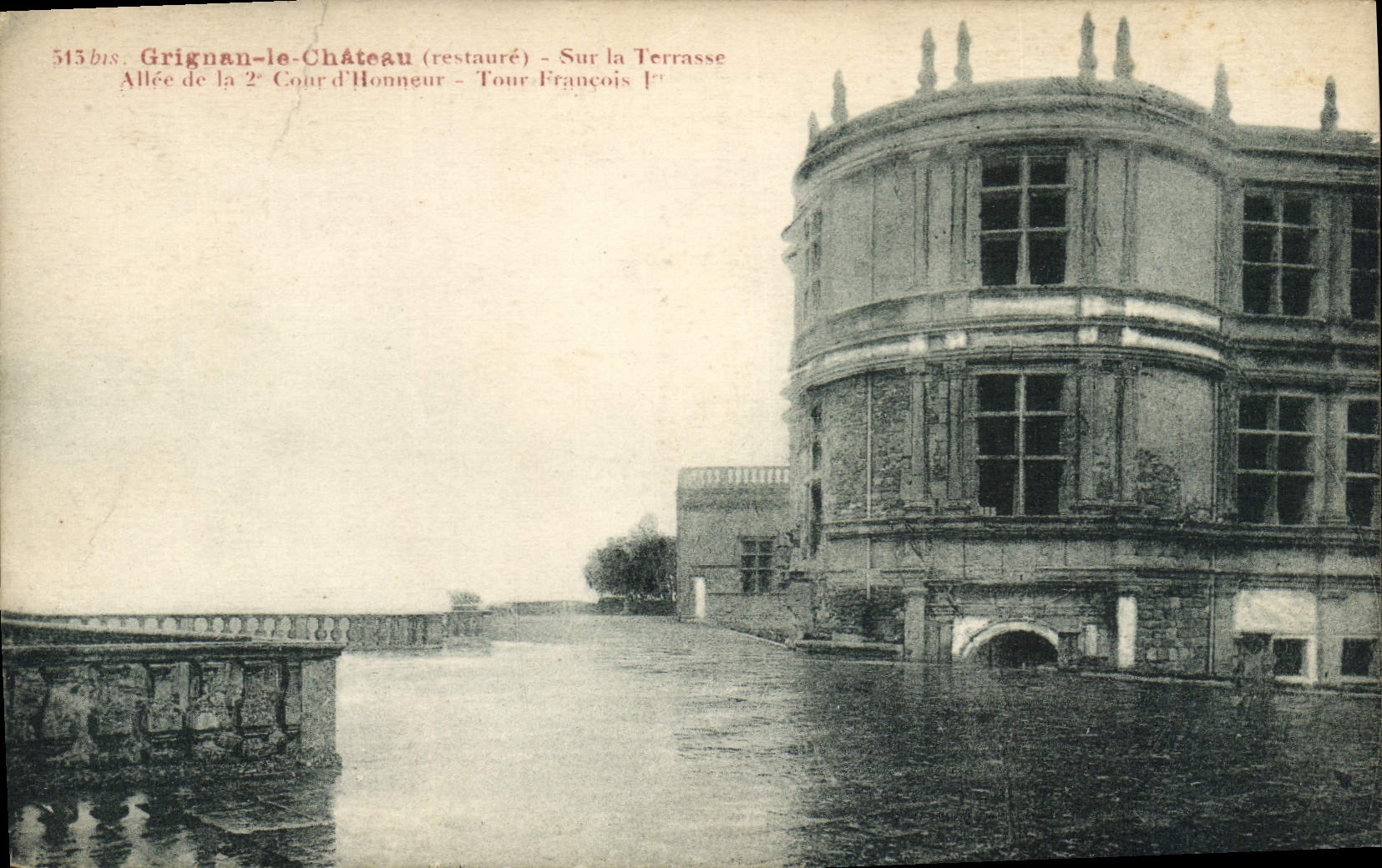 CPA Grignan le Chateau restaure sur la Terrasse Allee de la 2e Cour d'Honneur Tour Francois Ier