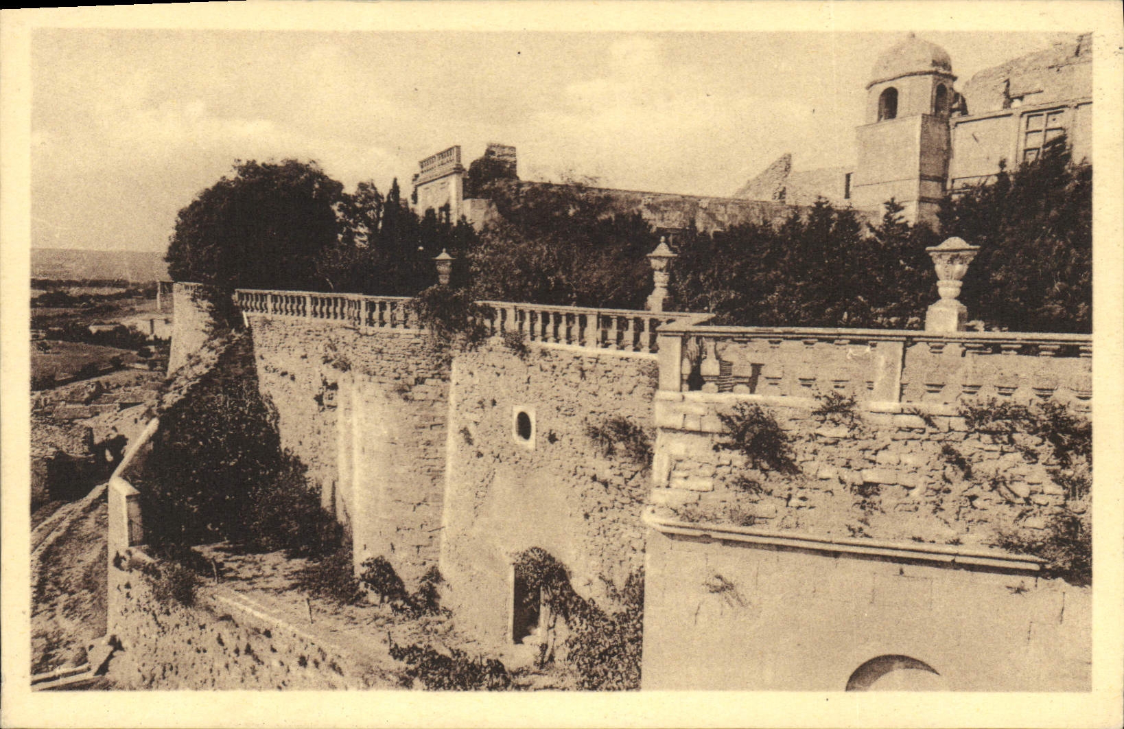 CPA La Drome Illustree Grignan vue d'ensemble et le petit jardin prefere de Mme de Sevigne avant la 
