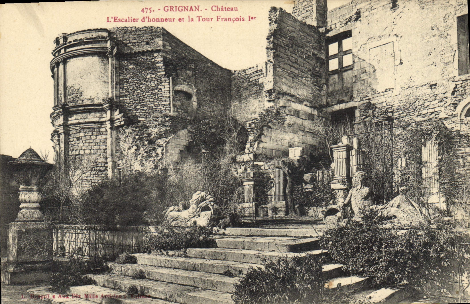 CPA Grignan chateau l'Escalier d'Honneur et la Tour Francois Ier