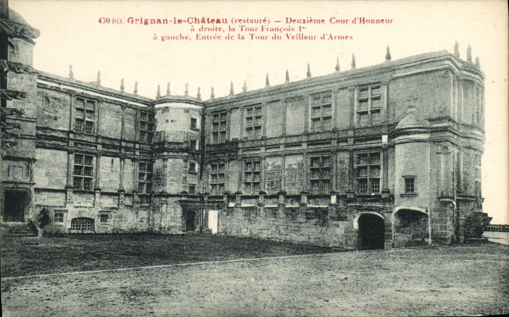 CPA Grignan le Chateau restaure deuxieme cour d'Honneur a droite la Tour Francois Ier a gauche entre
