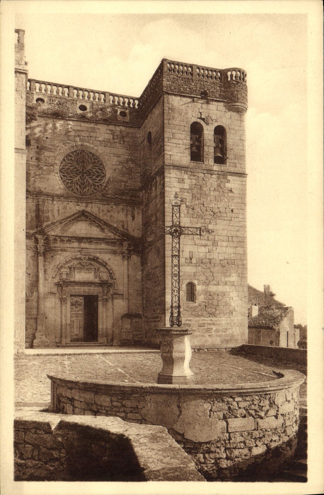 CPA La Drome Illustree Grignan l'eglise Saint Sauveur Parvis et facade principale 