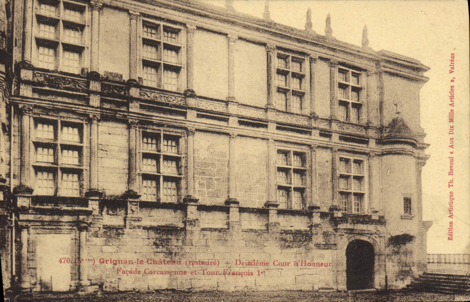 CPA Grignan le chateau restaure deuxieme Cour d'Honneur facade Carcassonne et Tour Francois Ier 