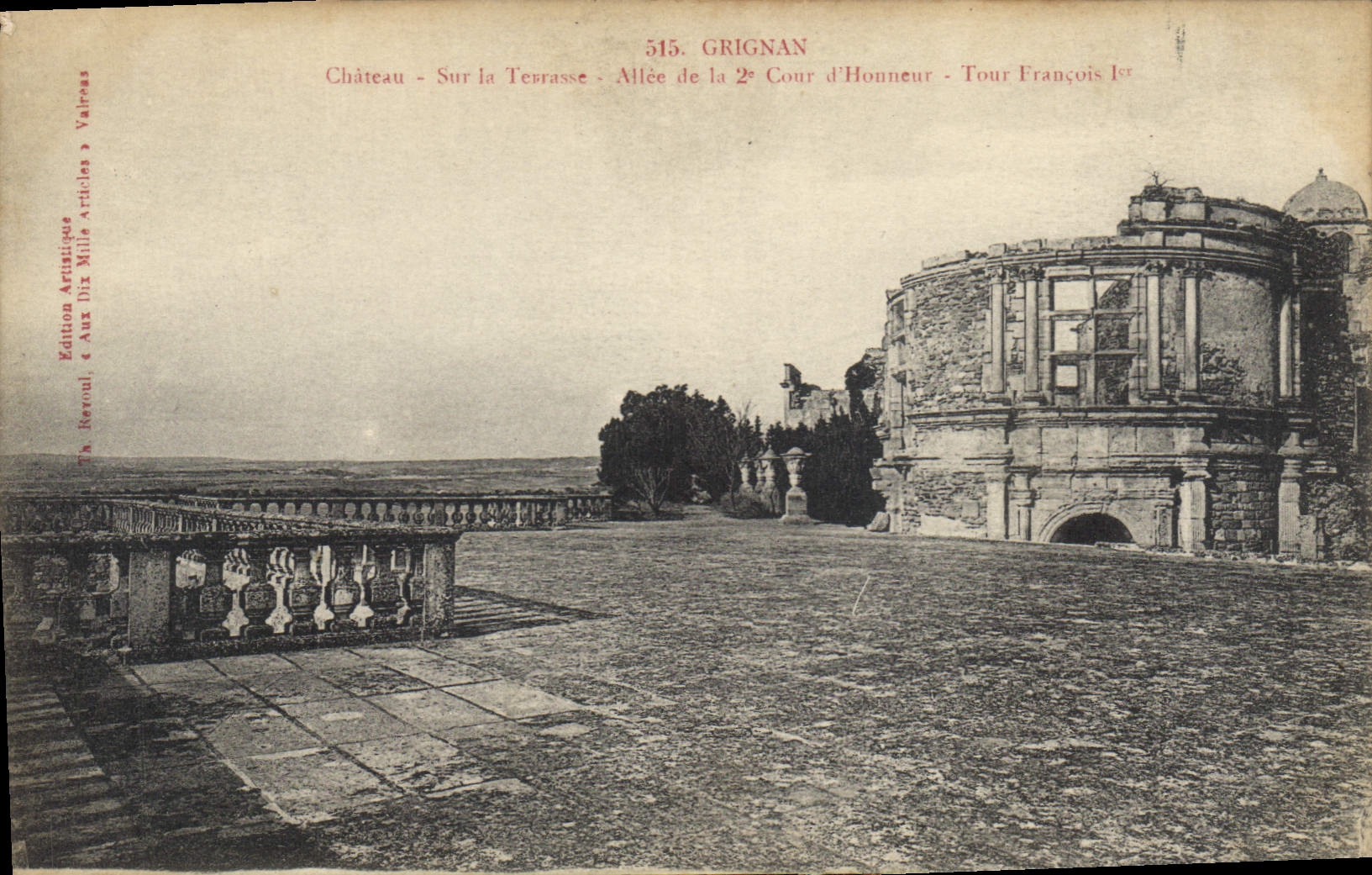 CPA Grignan Chateau sur la Terrasse Allee de la 2e Cour d'Honneur Tour Francois Ier 