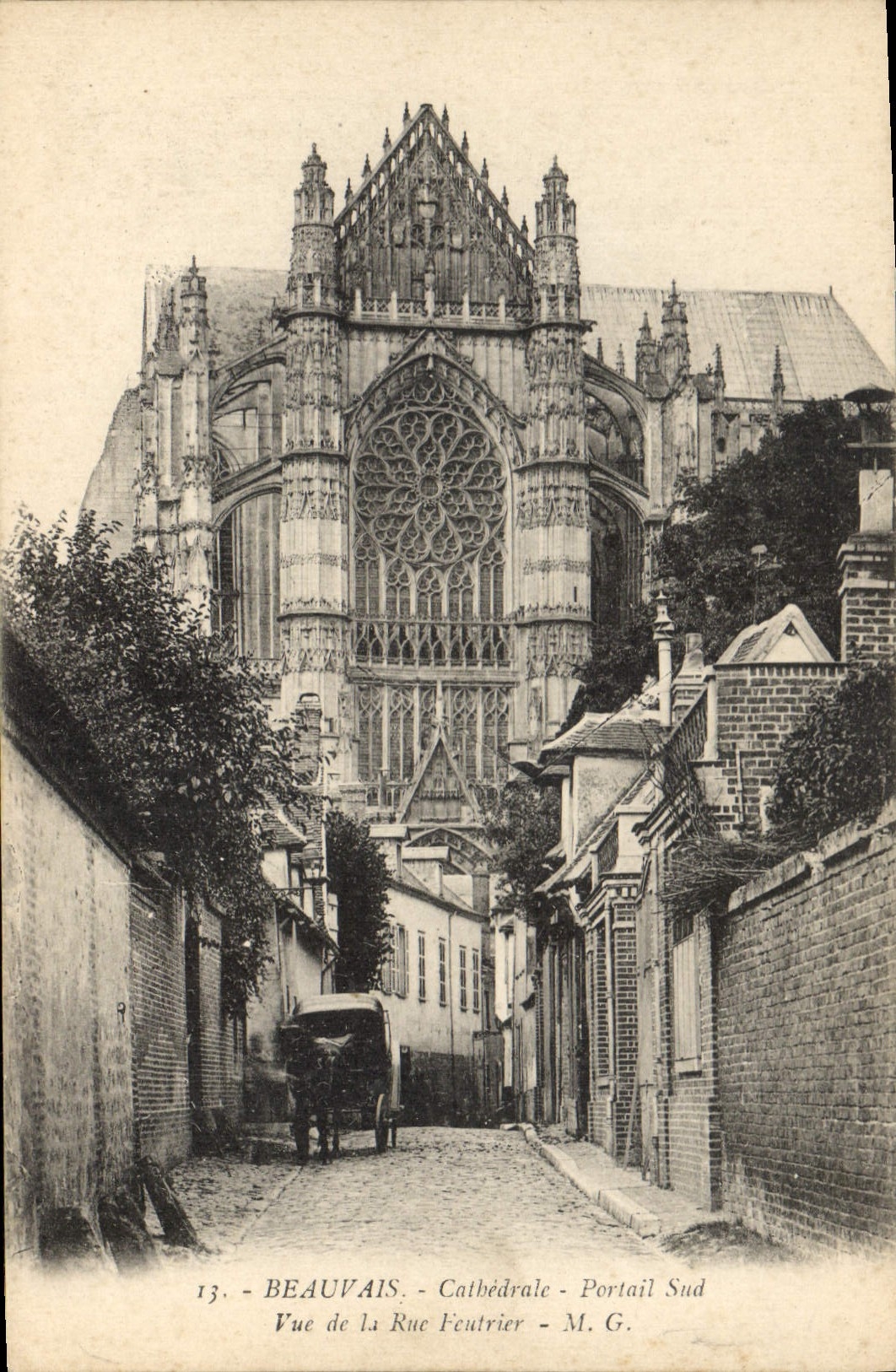 CPA Beauvais Cathedrale Portail Sud vue de la Rue Feutrier 