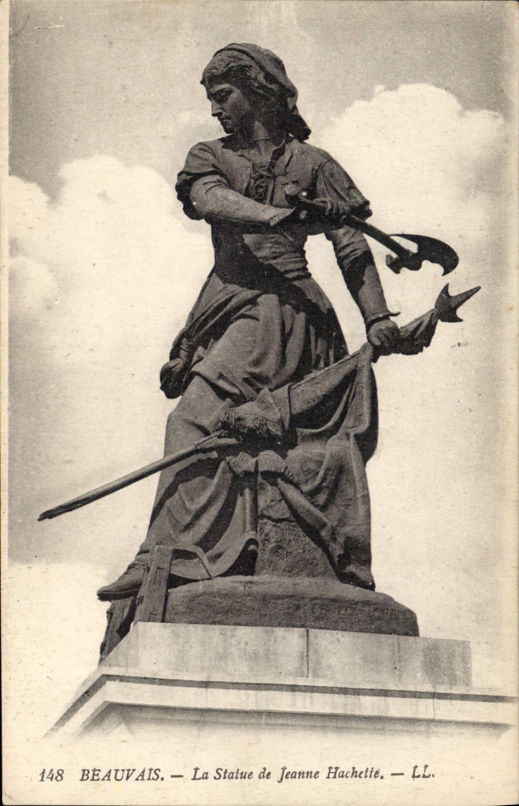 CPA Beauvais la statue de Jeanne Hachette 