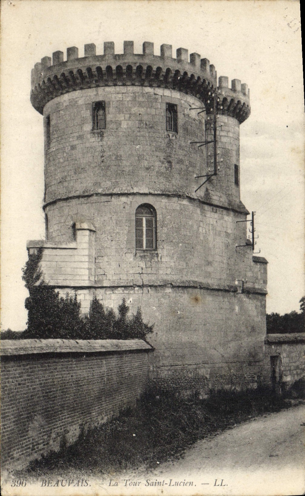 CPA Beauvais la Tour Saint Lucien 
