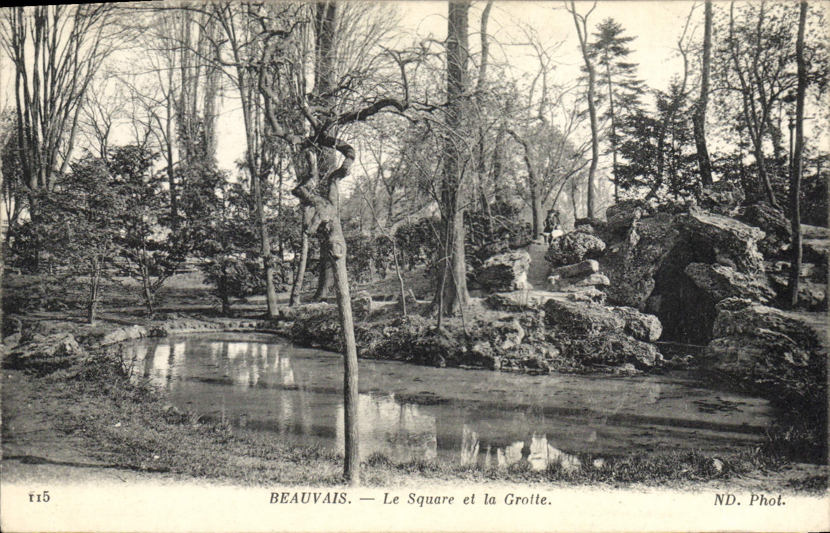 CPA Beauvais le Square et la Grotte 