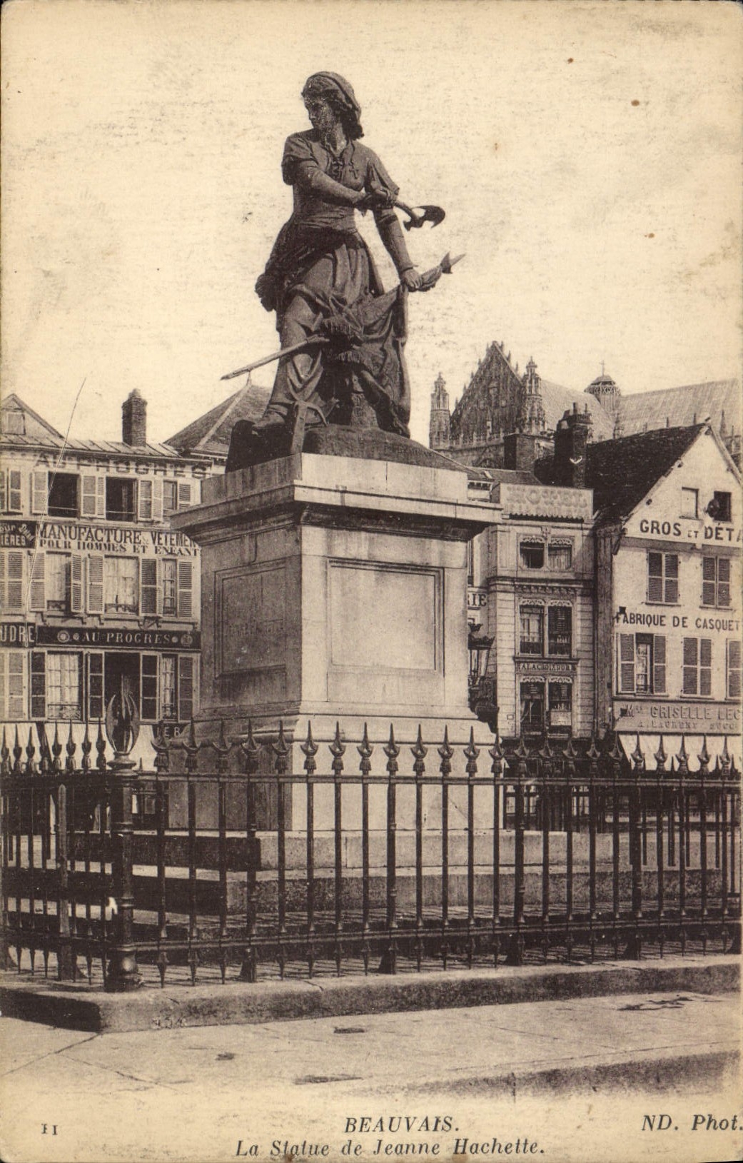 CPA Beauvais la statue de Jeanne Hachette 