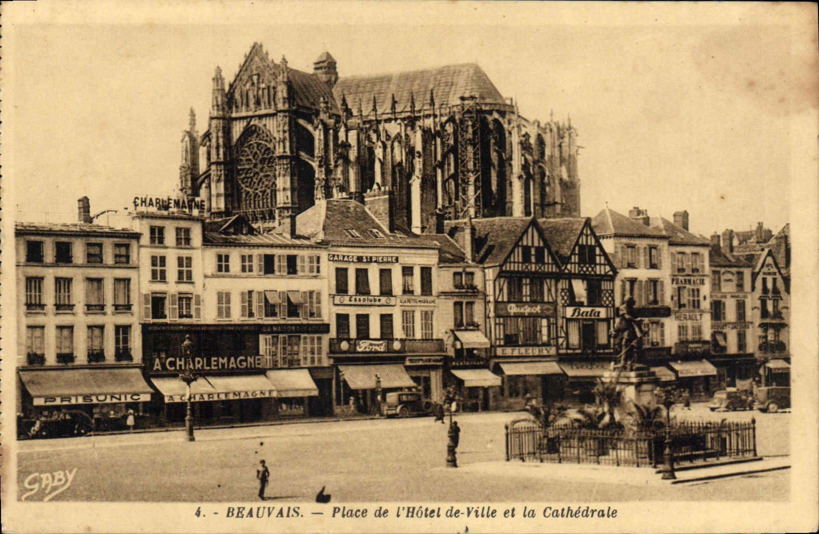 CPA Beauvais Place de l'Hotel de Ville et la Cathedrale 