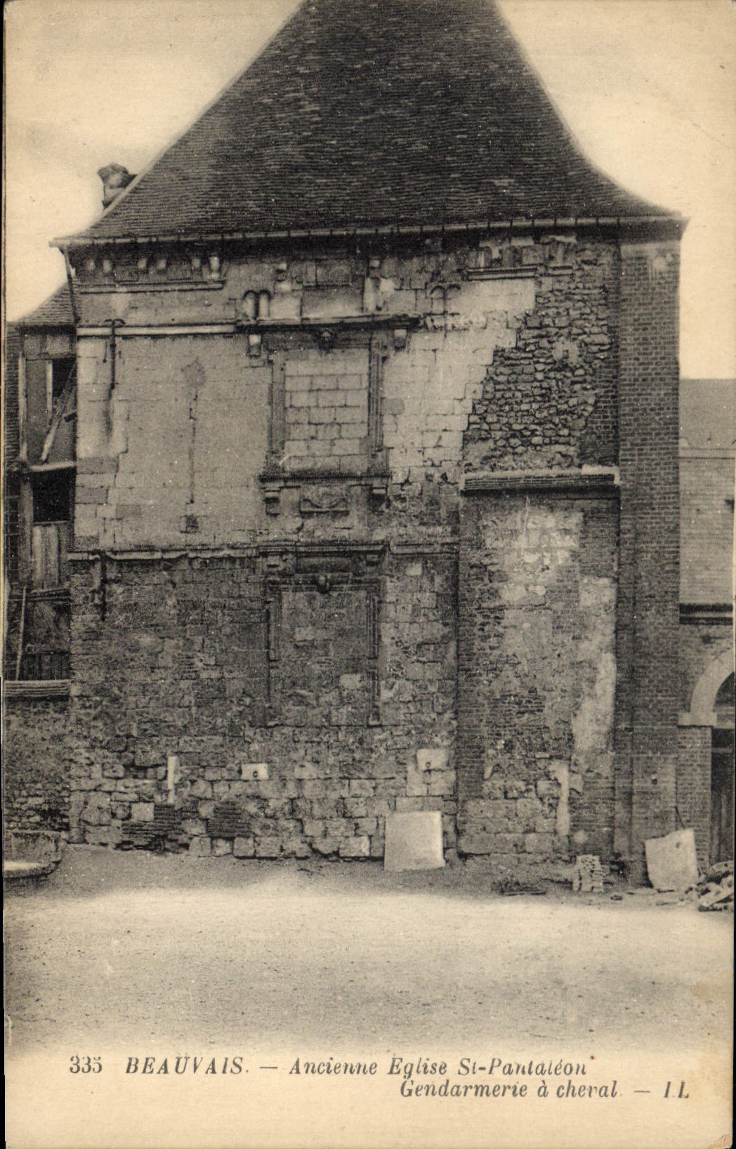 CPA Beauvais Anciene Eglise St Pataleon Gendrmerie d cheral 