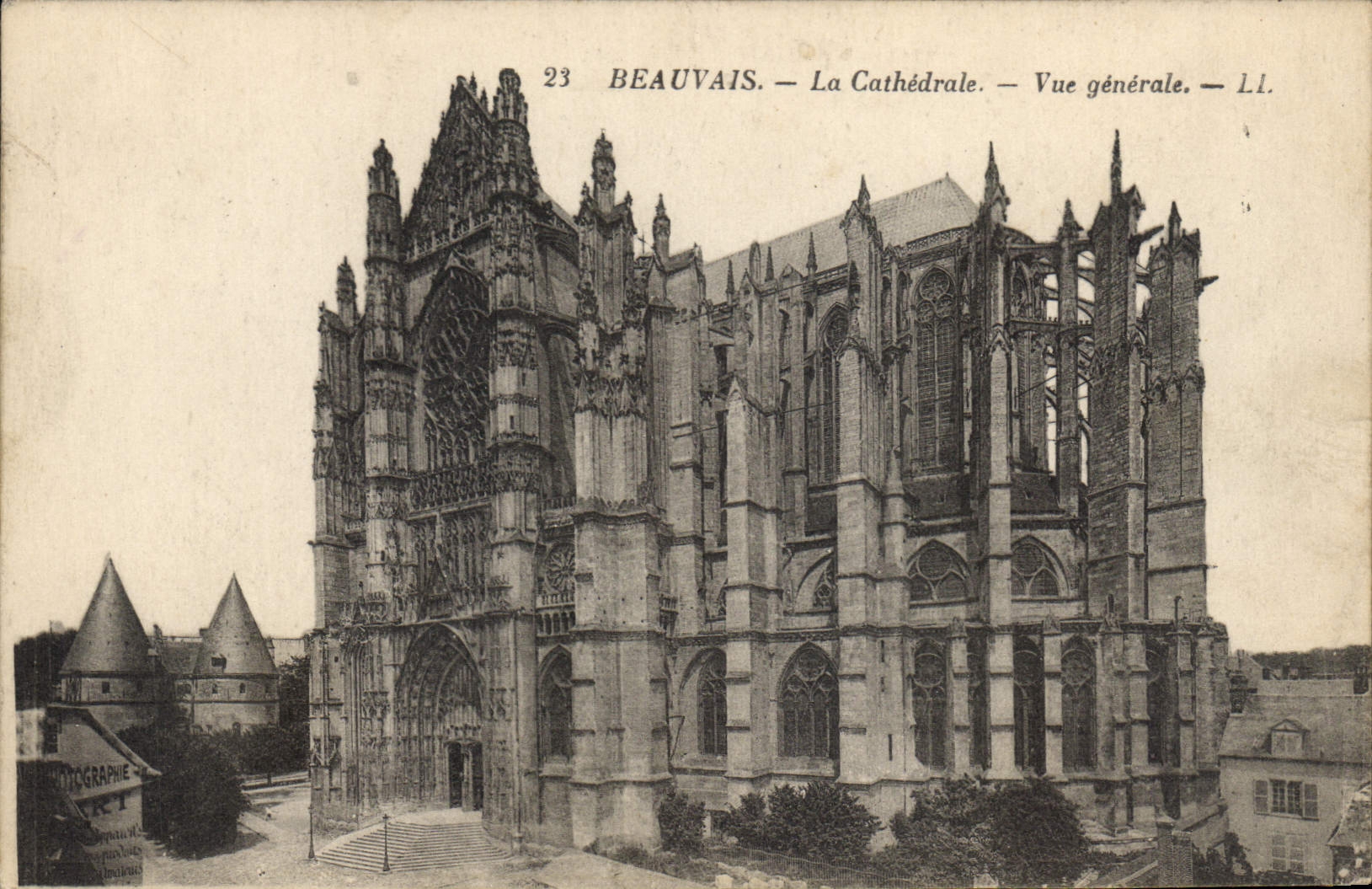 CPA Beauvais La Cathedrale Vue generale 