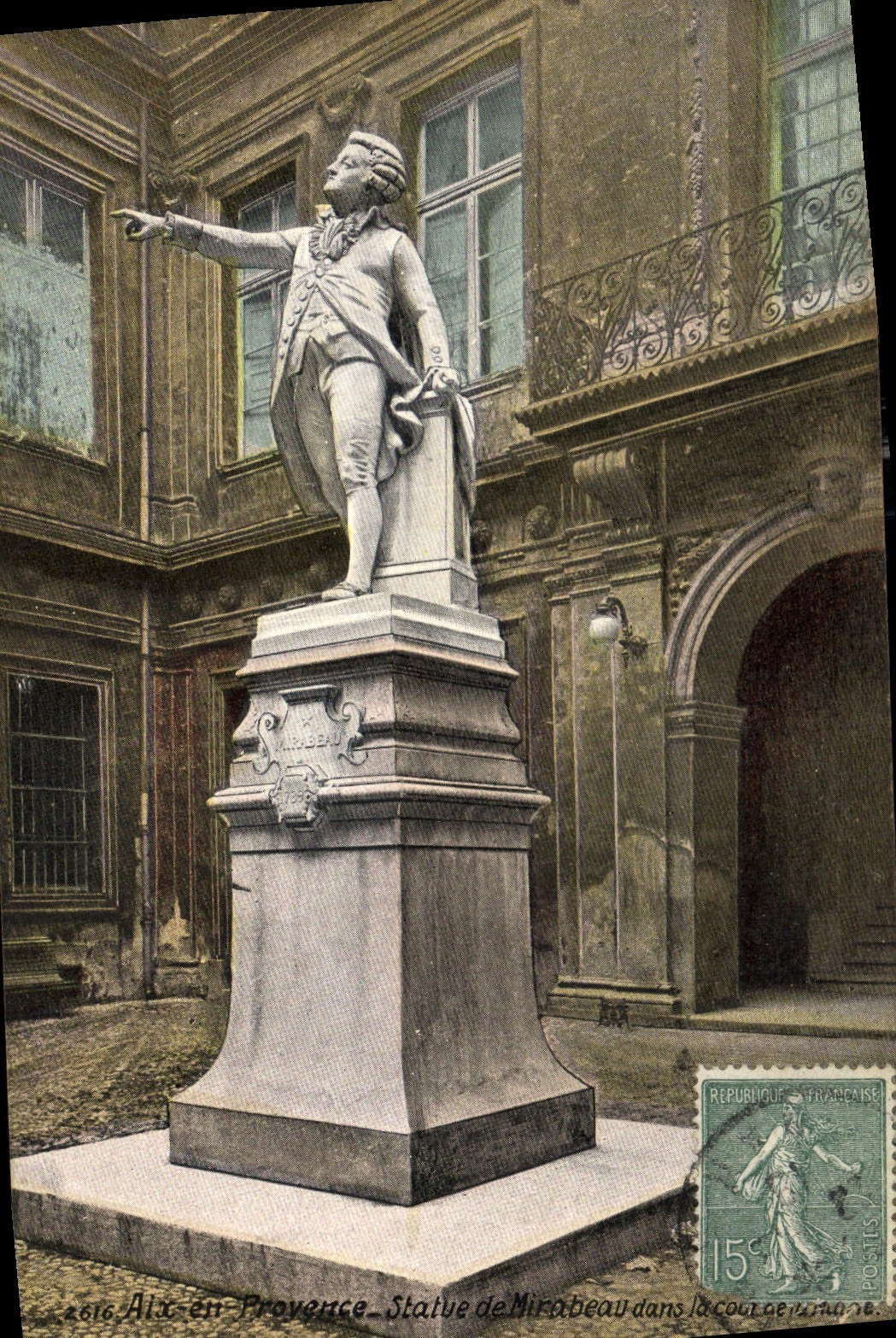 CPA Aix en Provence Statue de Mirabeau dans le cour de la Mairie