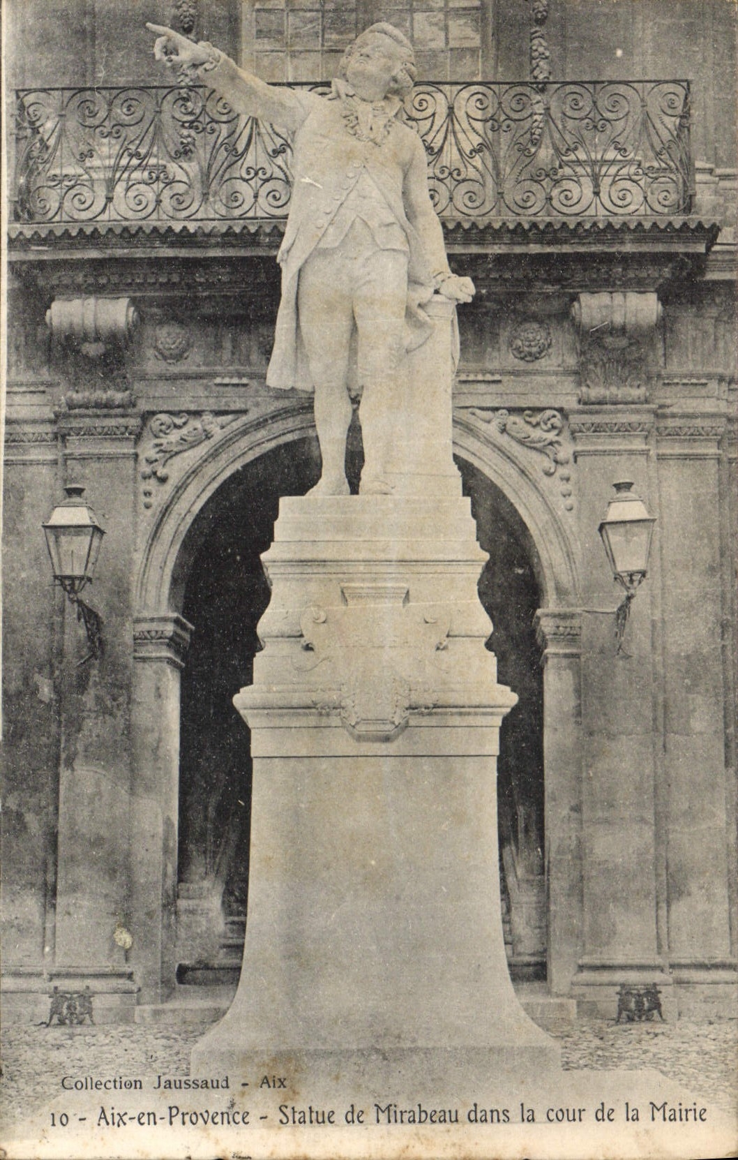 CPA Aix en Provence Statue de Mirabeau dans la cour de la Mairie 