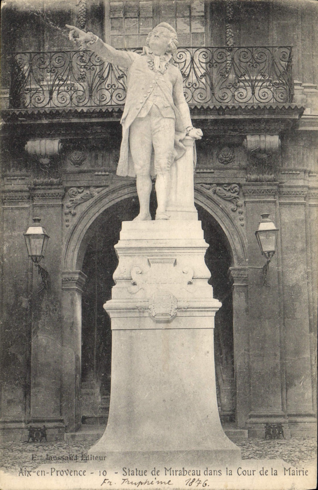 CPA Aix en Provence Statue de Mirabeau dans la Cour de la Mairie 