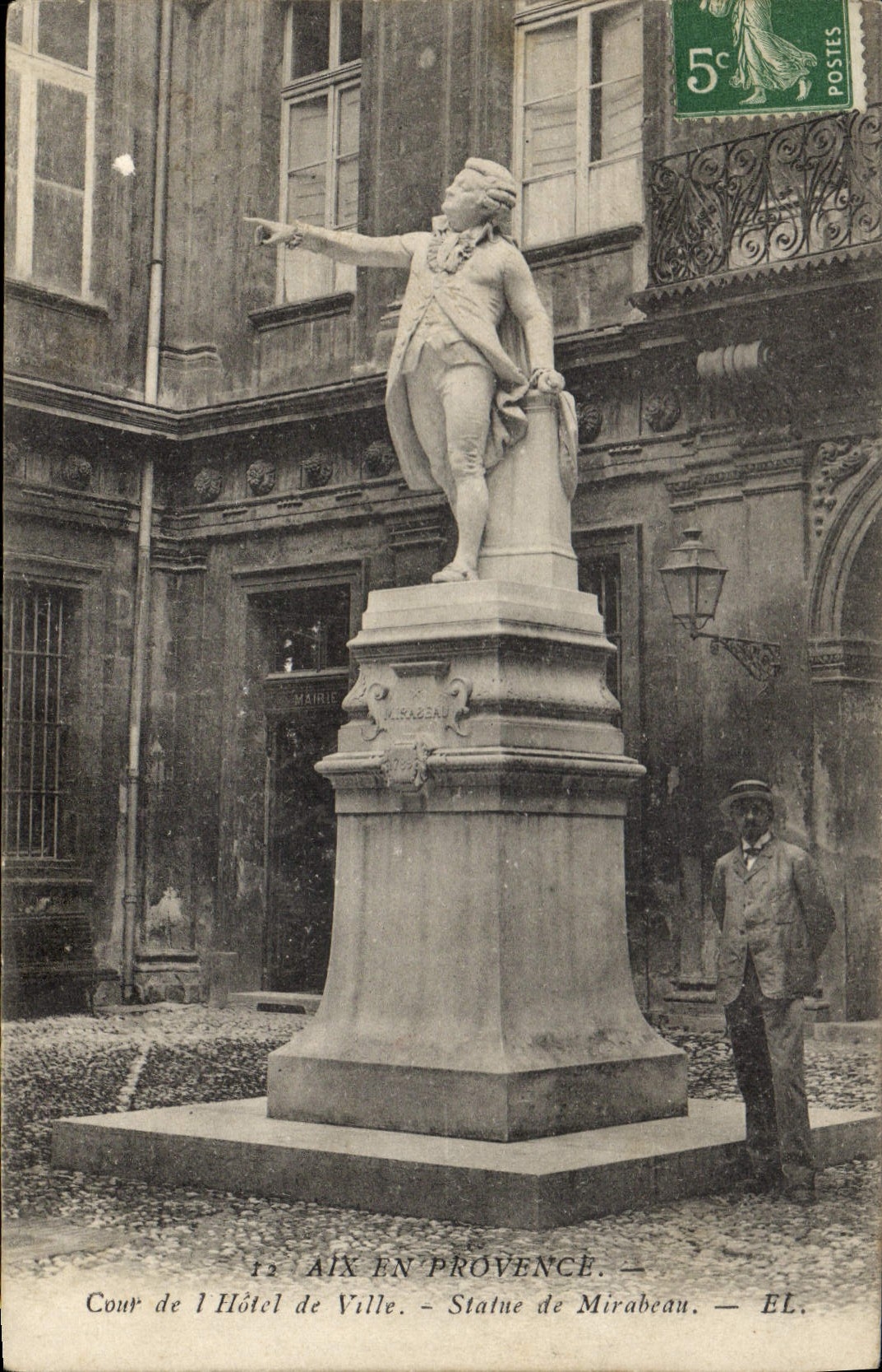 CPA Aix en Provence Cour de l'Hotel de Ville Statue de Mirabeau 
