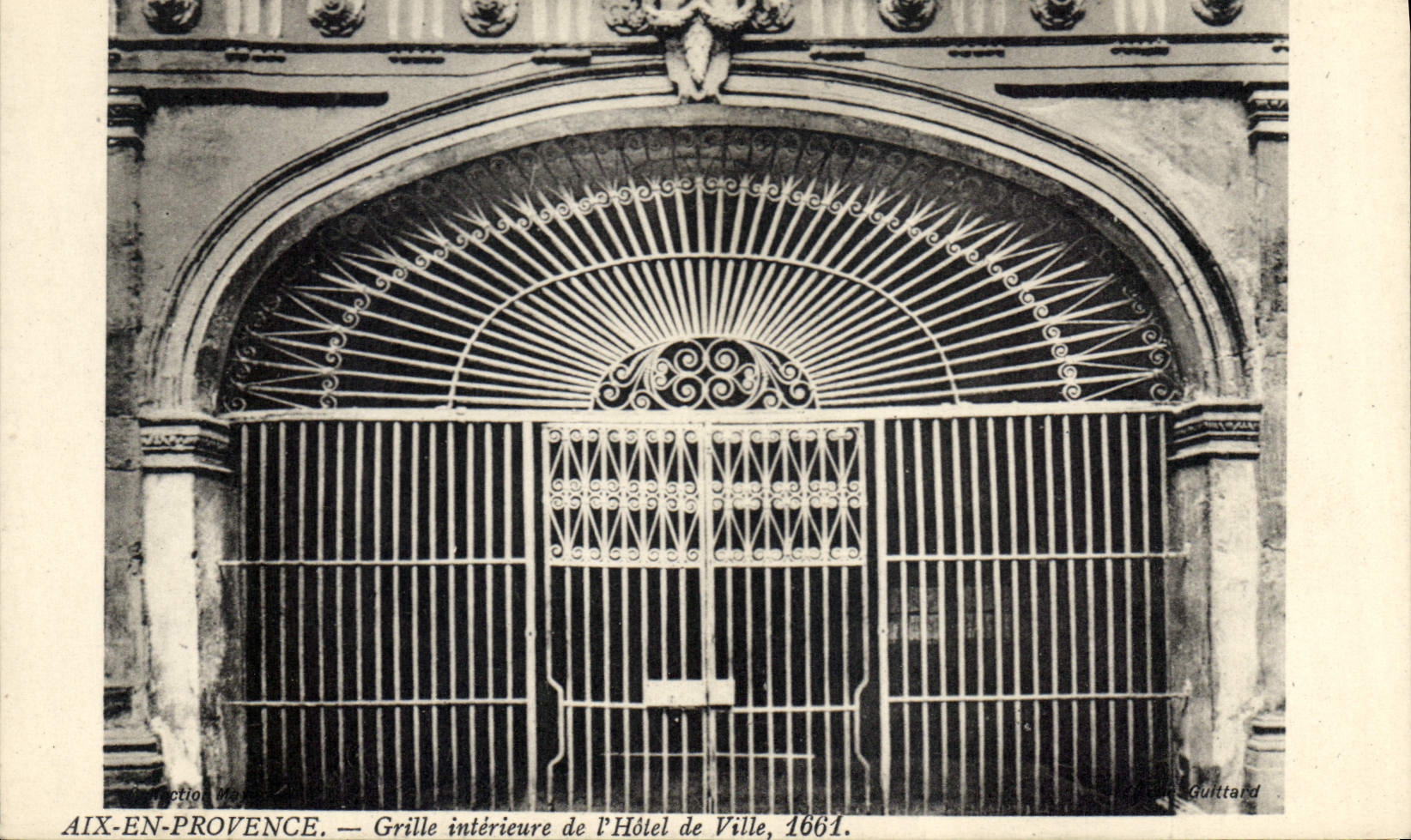CPA Aix en Provence Grille interieure de l'Hotel de Ville 