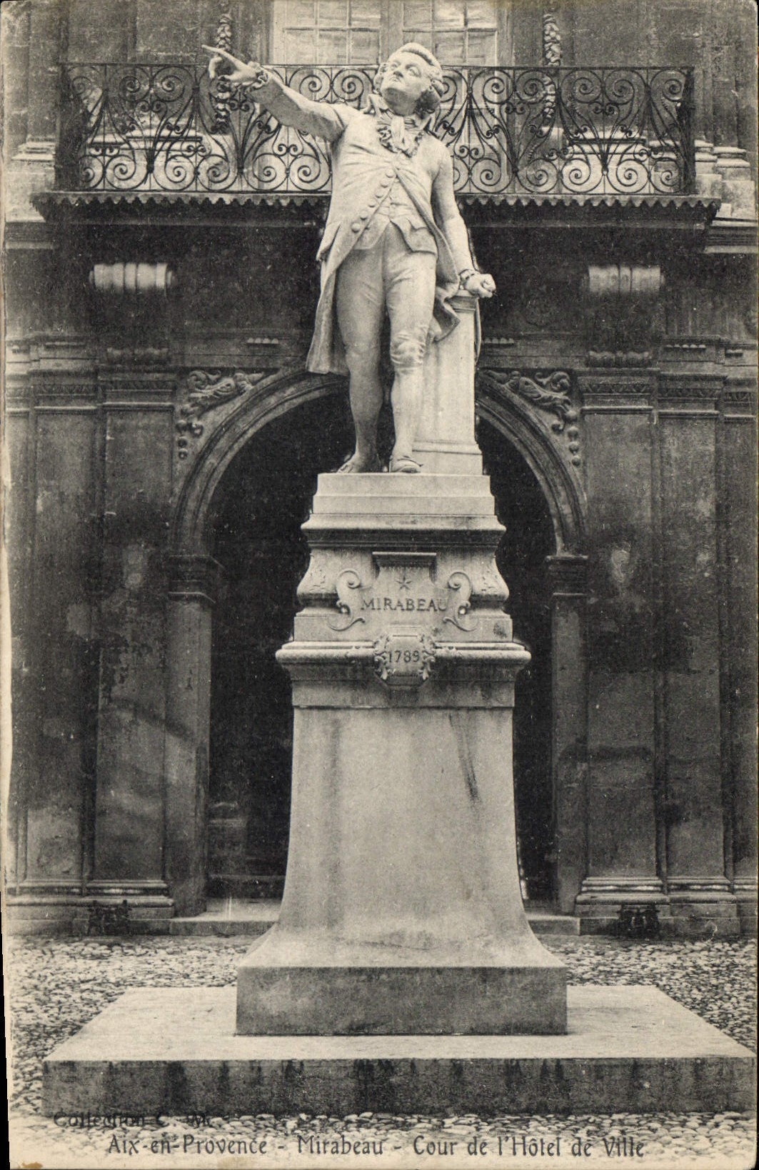 CPA Aix en Provence Mirabeau Cour de l'Hotel de Ville 