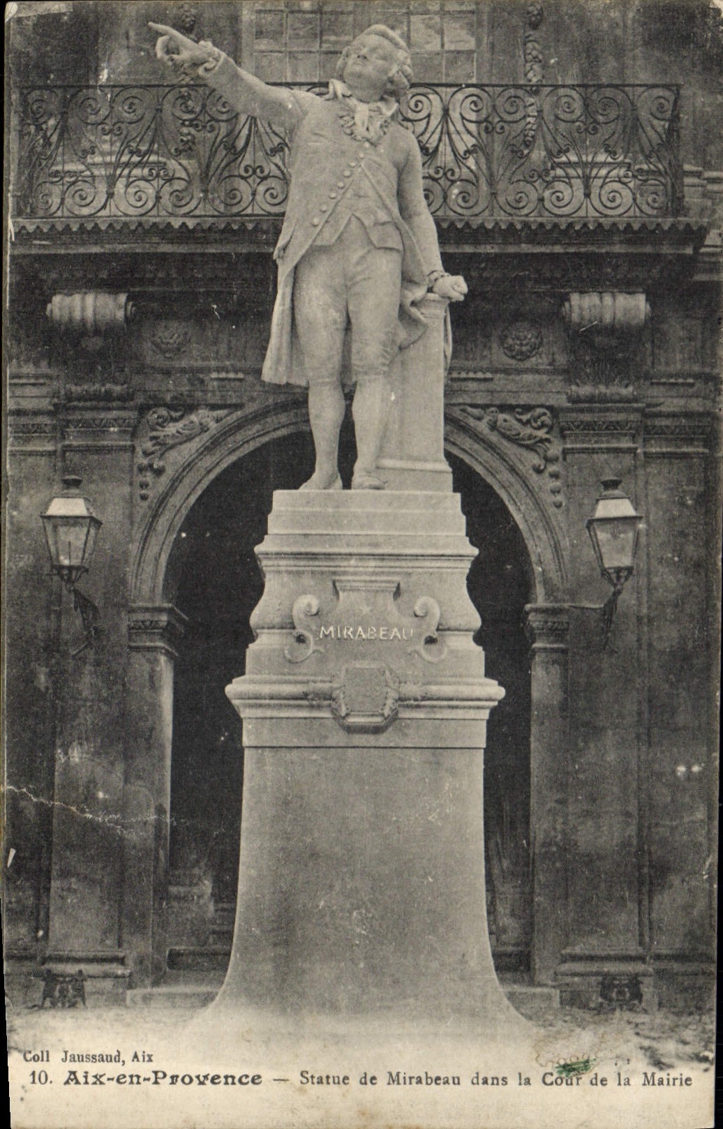 CPA Aix en Provence Statue de Mirabeau dans la Cour de la Mairie 