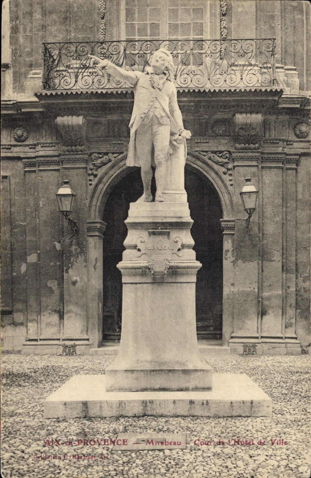 CPA Aix en Provence Mirabeau Cour de l'Hotel de Ville