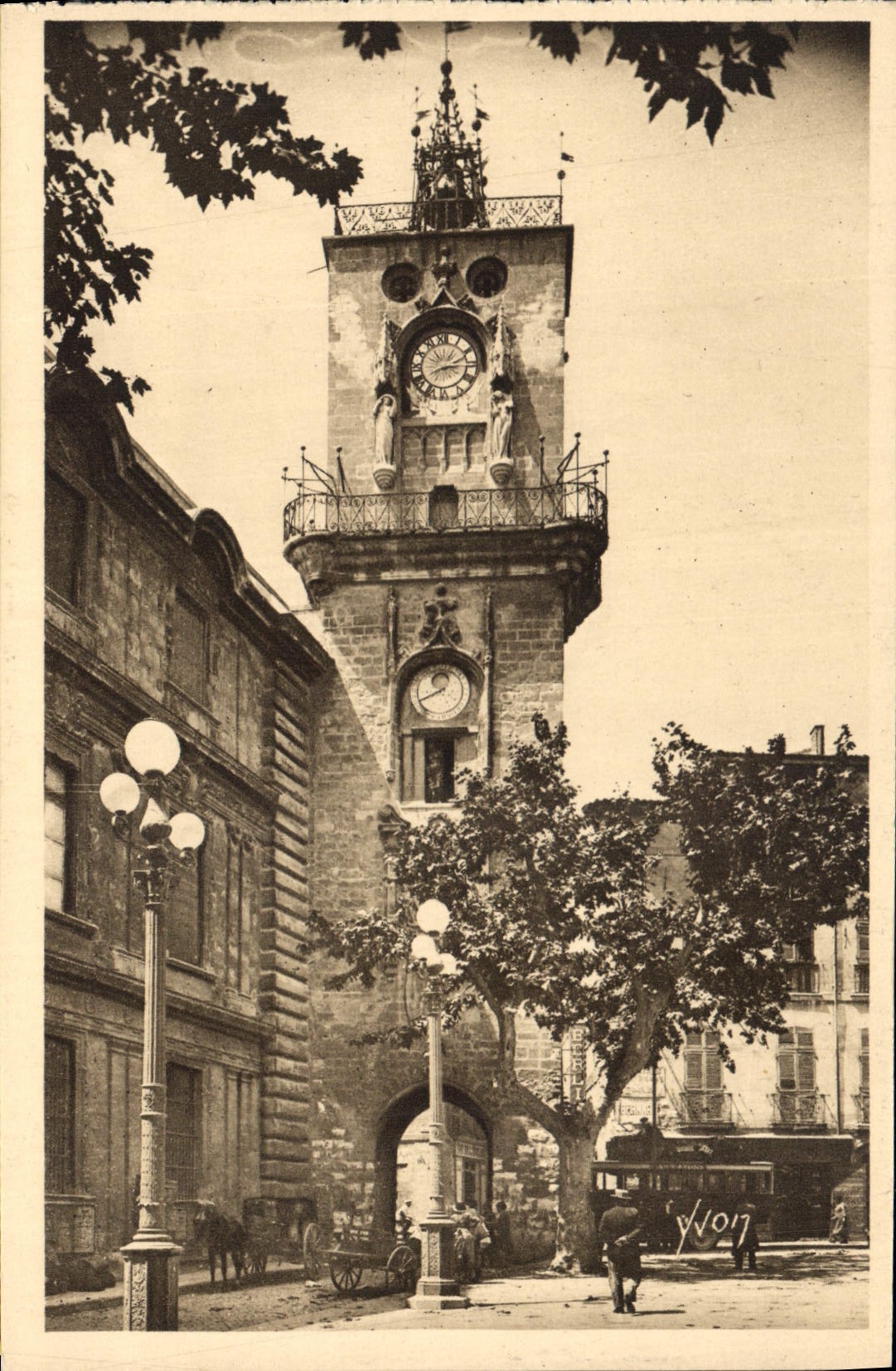 CPA La Douce France Aix en Provence B du R Tour de l'Horloge 
