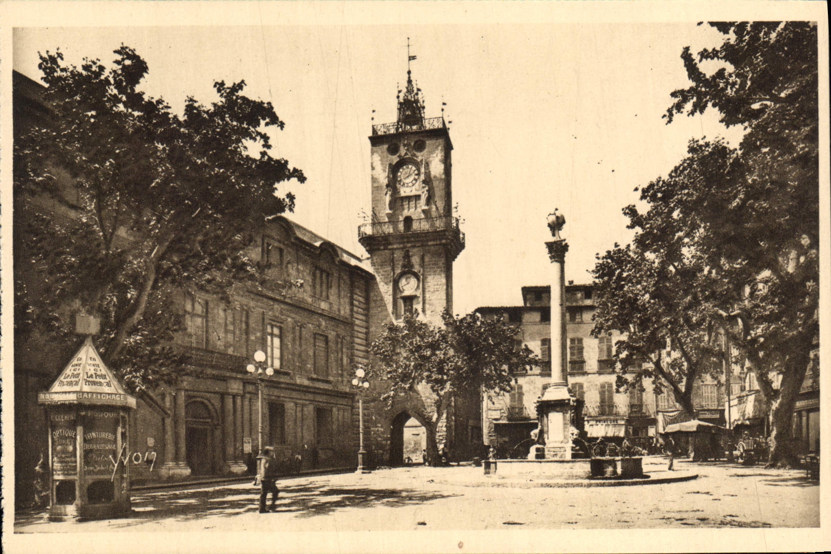 CPA La Douce France Aix en Provence B du R L'Hotel de Ville et la Place 