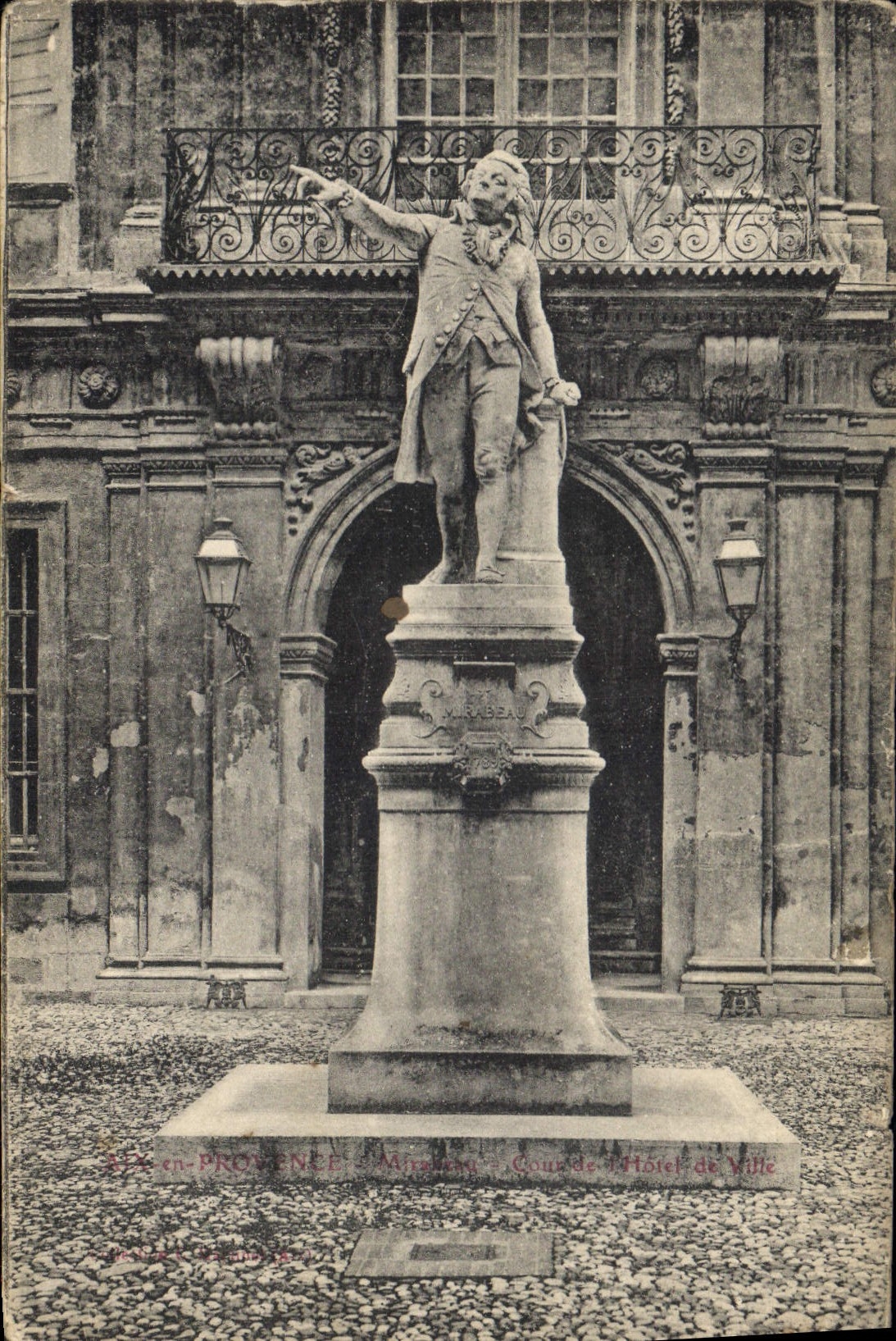 CPA Aix en Provence Mirabeau Cour de l'Hotel de Ville 