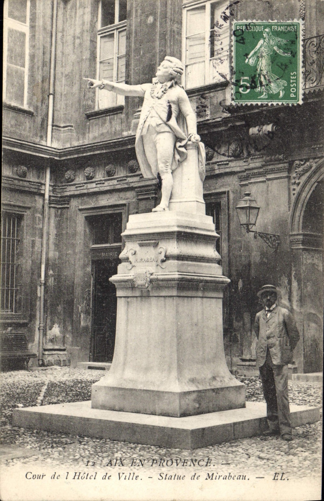 CPA Aix en Provence Cour de l'Hotel de Ville Statue de Mirabeau 