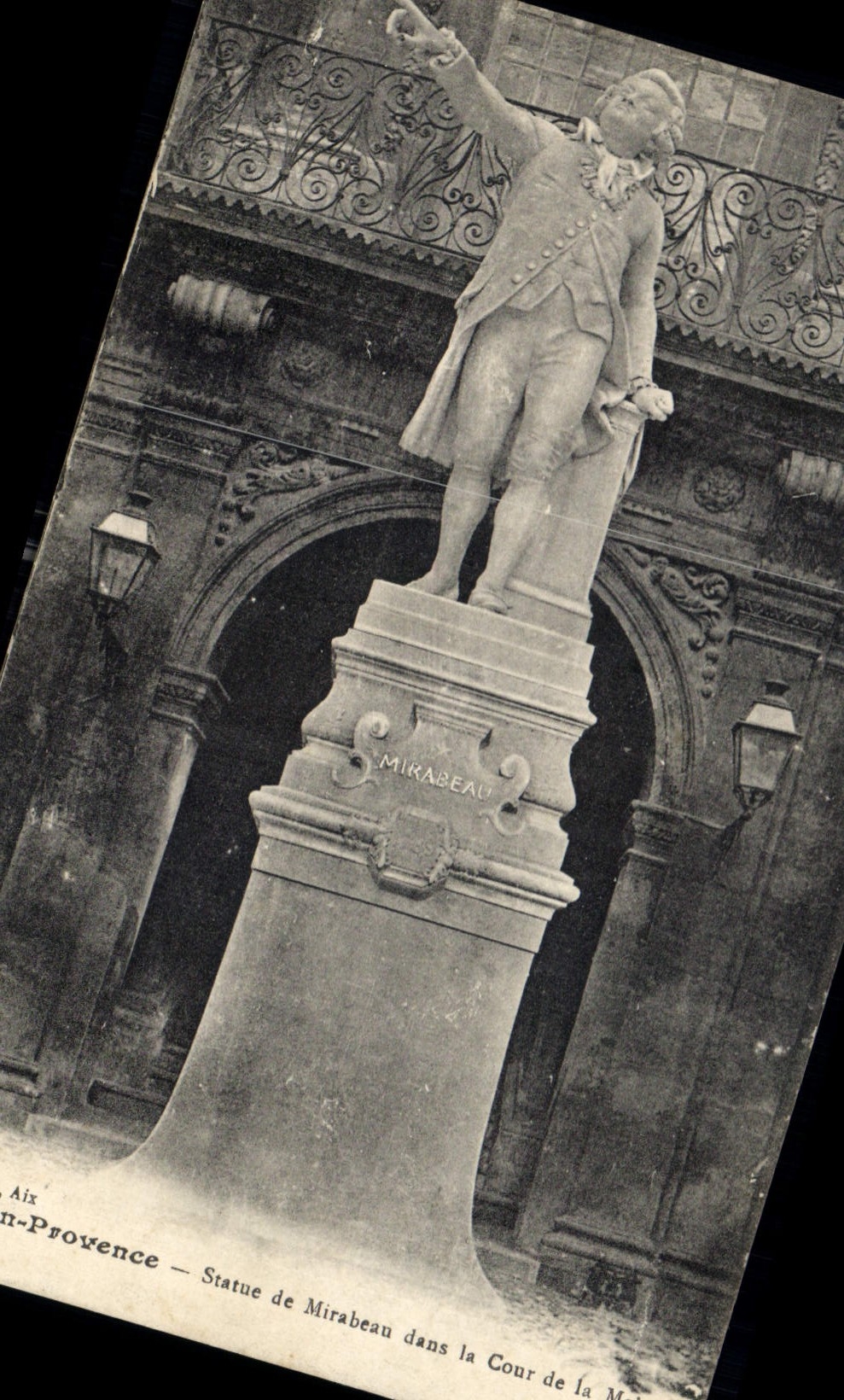 CPA Aix en Provence Statue de Mirabeau dans la Cour de la Mairie 