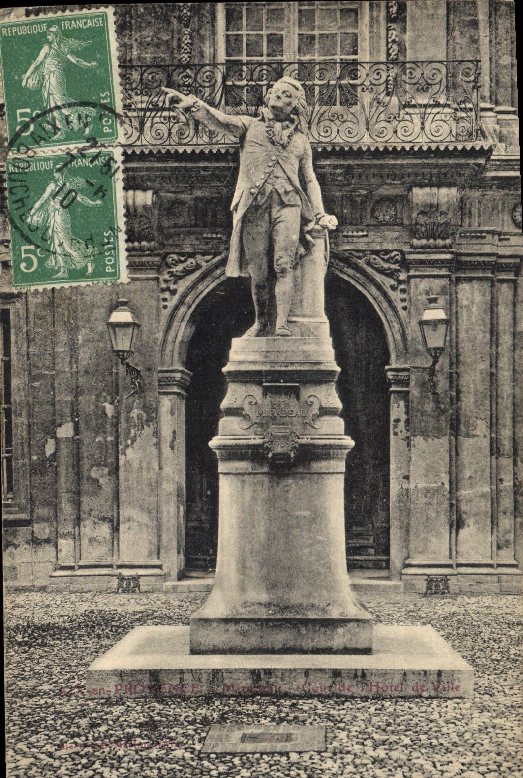 CPA Aix en Provence Mirabeau Cour de l'Hotel de Ville 