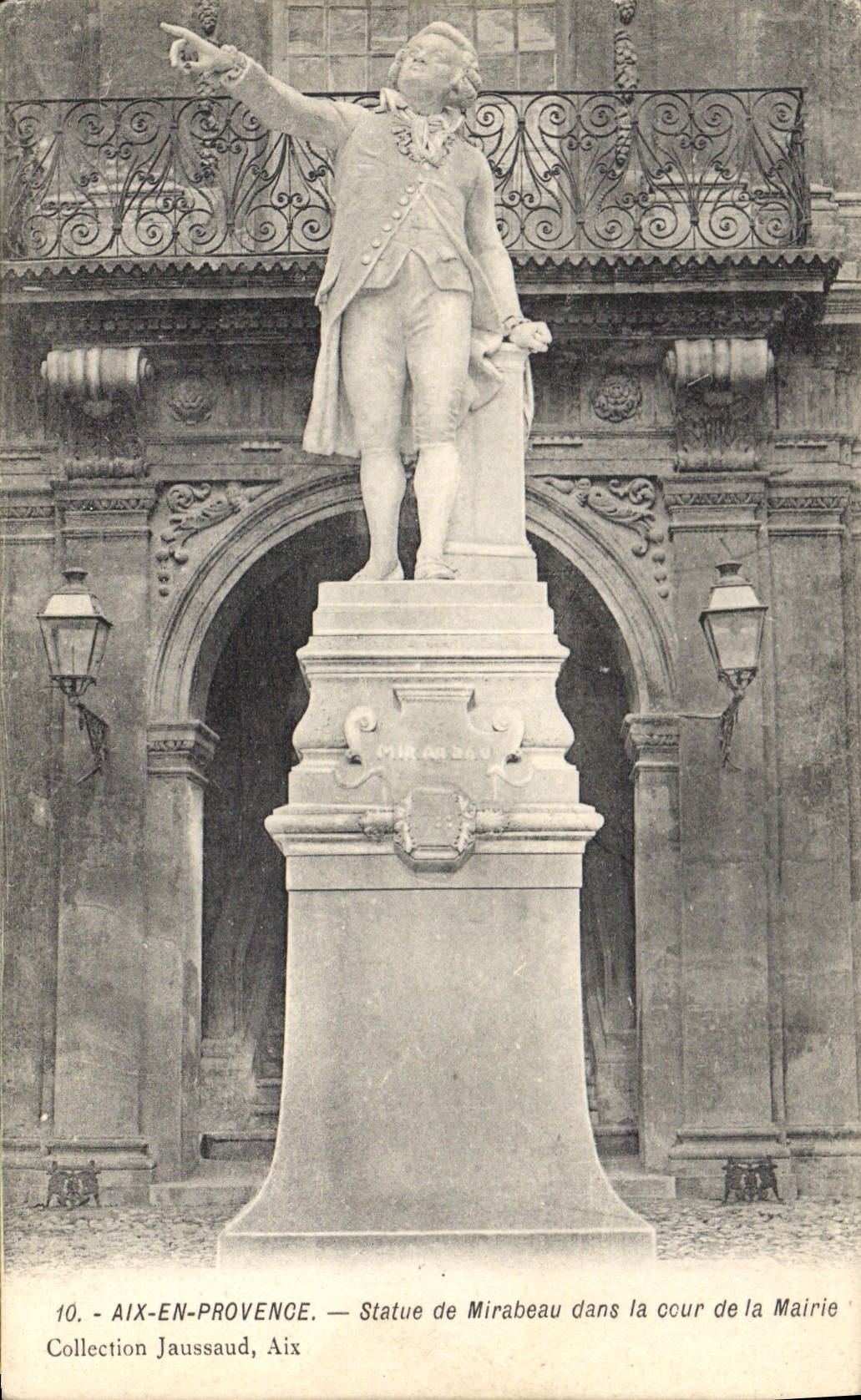 CPA Aix en Provence Statue de Mirabeau dans la cour de la Mairie 